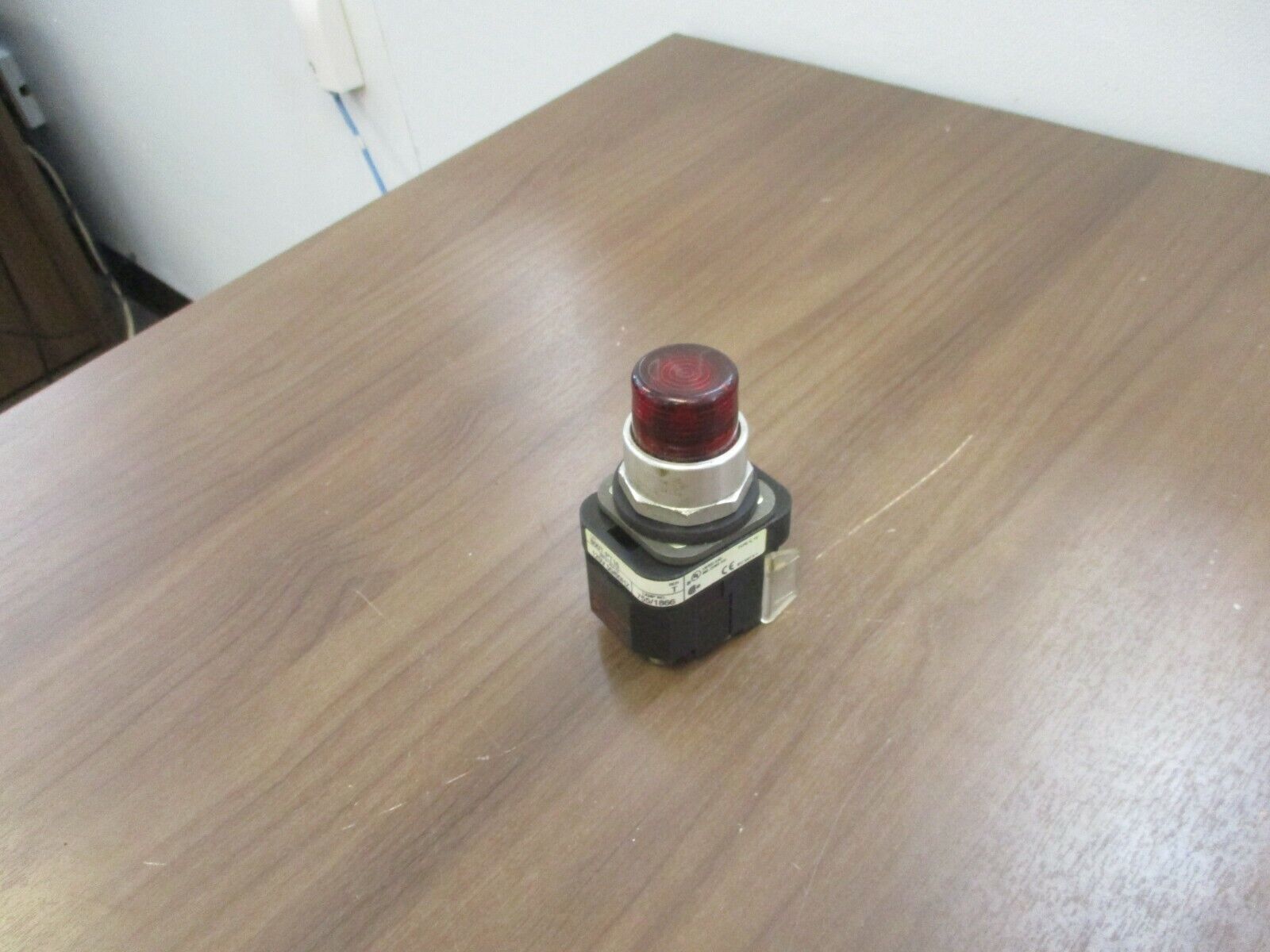 Allen-Bradley Illuminated Push Button 800T-PT16 120V 50/60Hz Ser. T Red Used