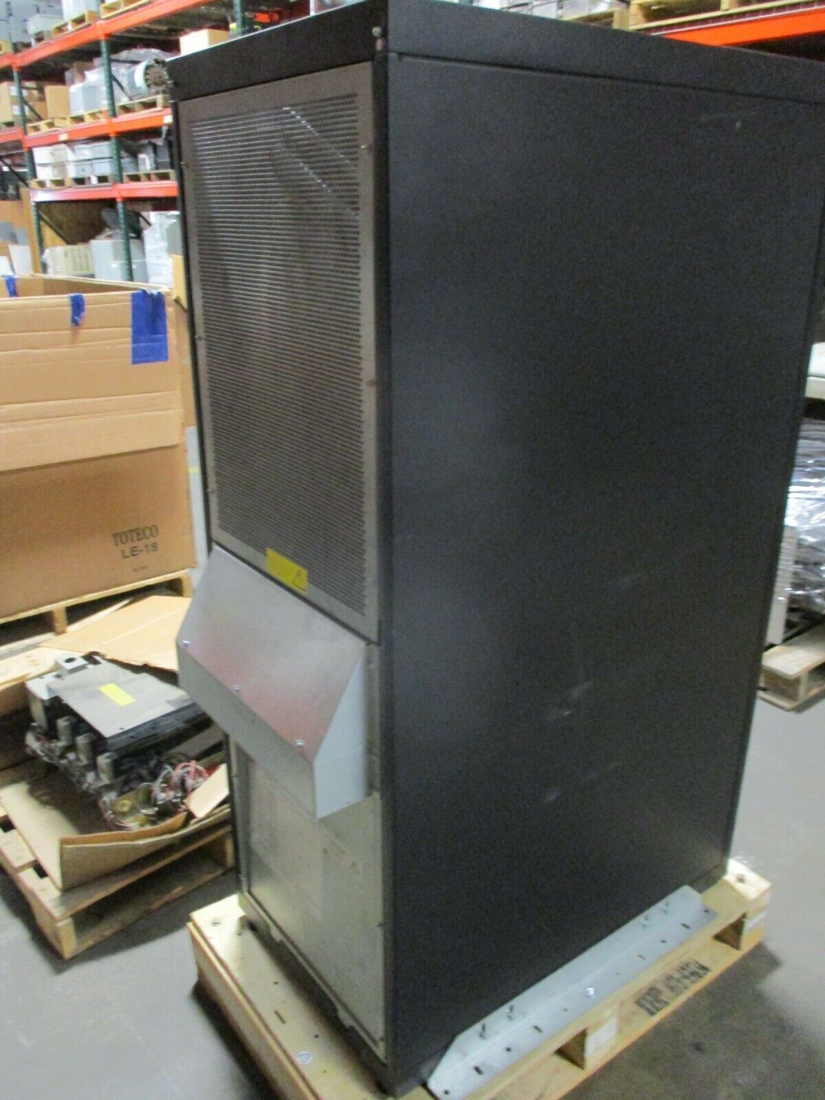 APC Smart UPS SUVT30KF3B4S 21.6Ah 30kVA 24kW 208/220V 3 Batteries Used