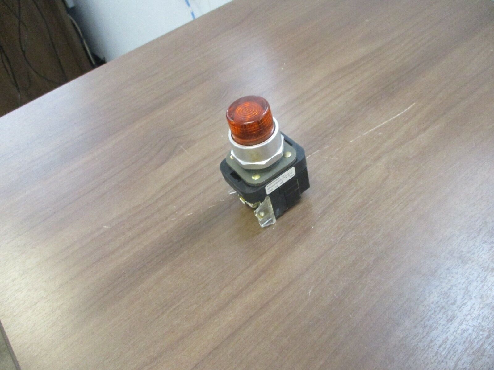 Allen-Bradley Illuminated Push Button 800T-PT16 120V 50/60Hz Amber Used
