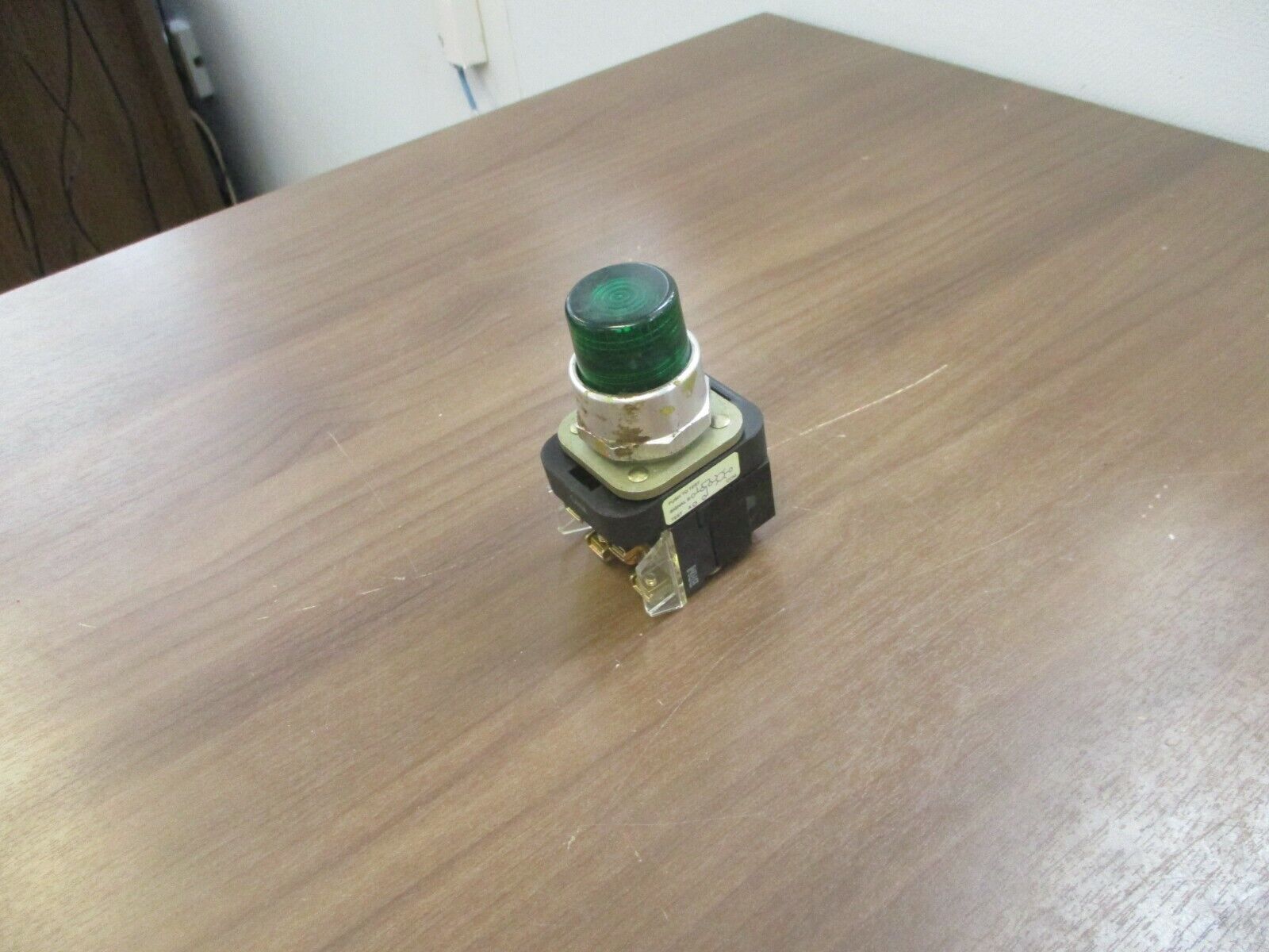 Allen-Bradley Illuminated Push Button 800T-PT16 120V 50/60Hz Green Used