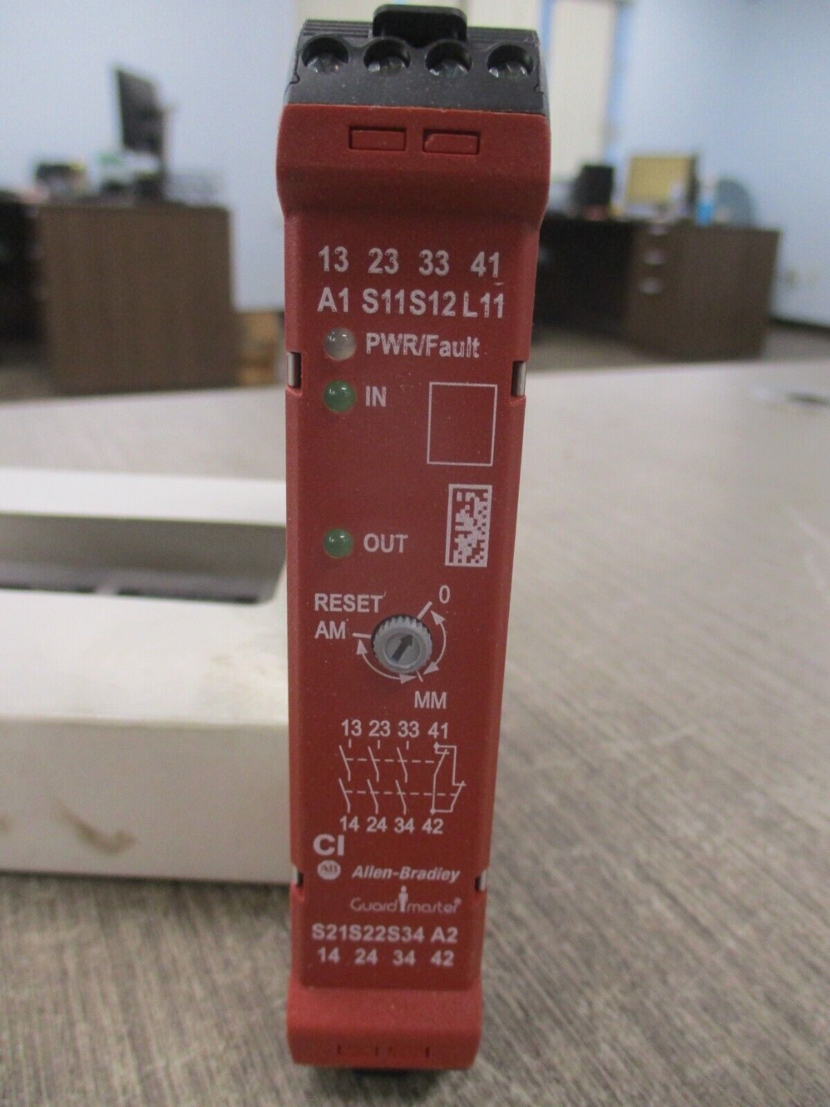 Allen-Bradley GuardMaster Safety Relay 440R-S13R2 Single Input New Surplus