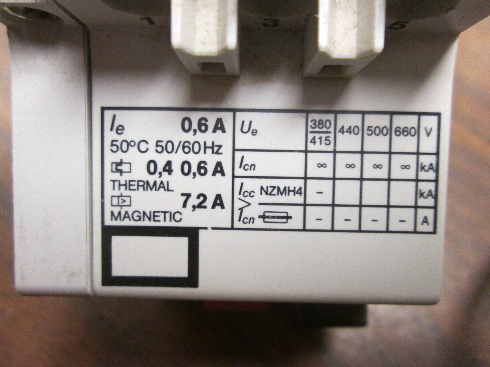 Square D Manual Motor Starter w/ Aux Contact 2520 MP 0.4 0.6A 660V Used