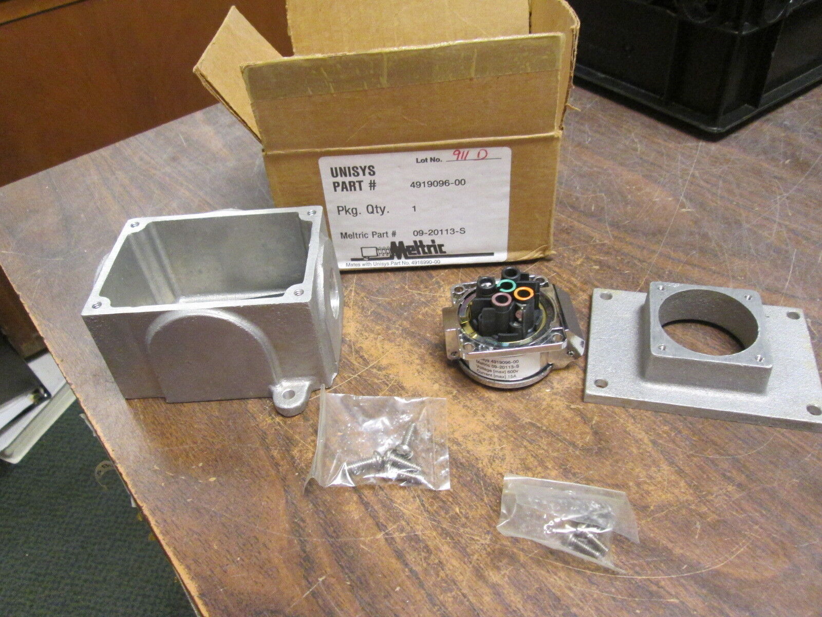 Meltric Receptacle w/ Base 09-20113-S 15A 600V New Surplus