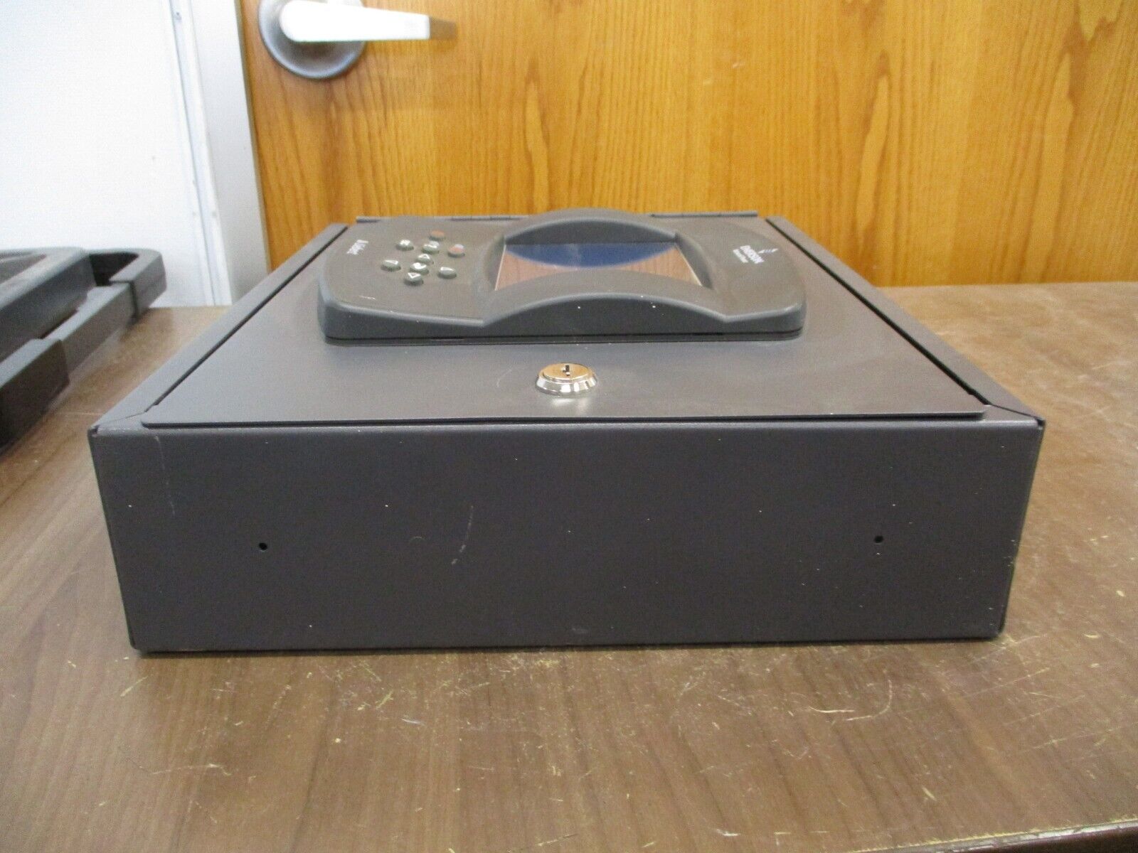 Emerson Liebert Network Switch VNSA8-ICOM Rev. 6 8-Port w/ icom *Locked* Used