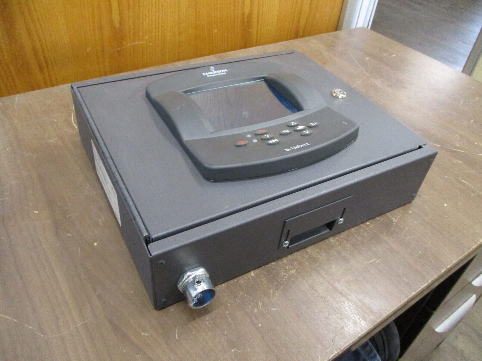 Emerson Liebert Network Switch VNSA8-ICOM Rev. 6 8-Port w/ icom *Locked* Used