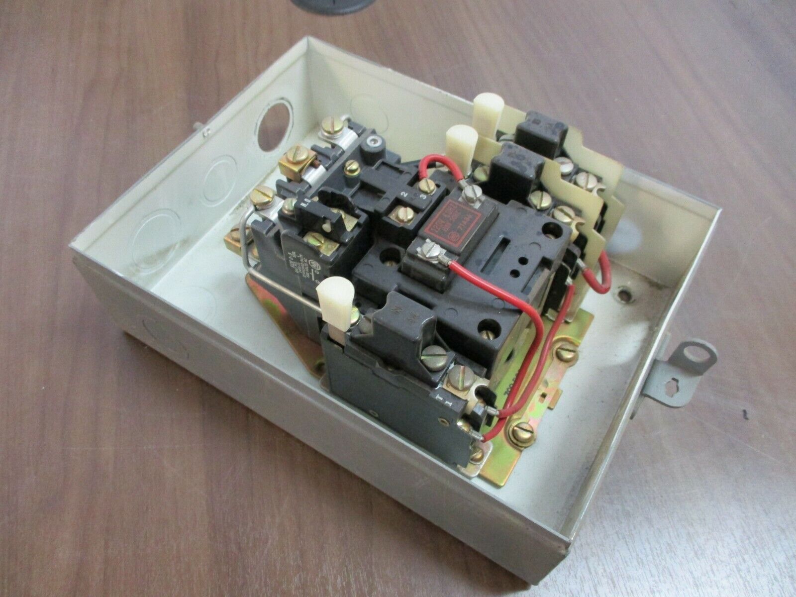 Allen- Bradley Enclosed Size 1 Starter 709-BAD 120V Coil Used