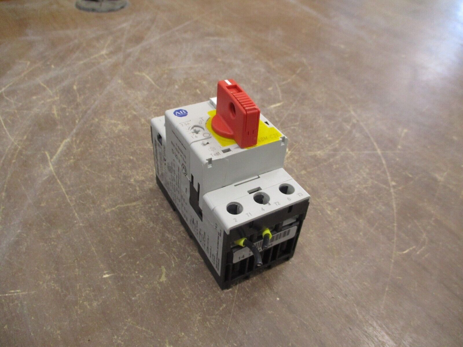 Allen-Bradley Manual Starter 140M-C2E-B25 Range: 1.6-2.5A *Broken Top* Used