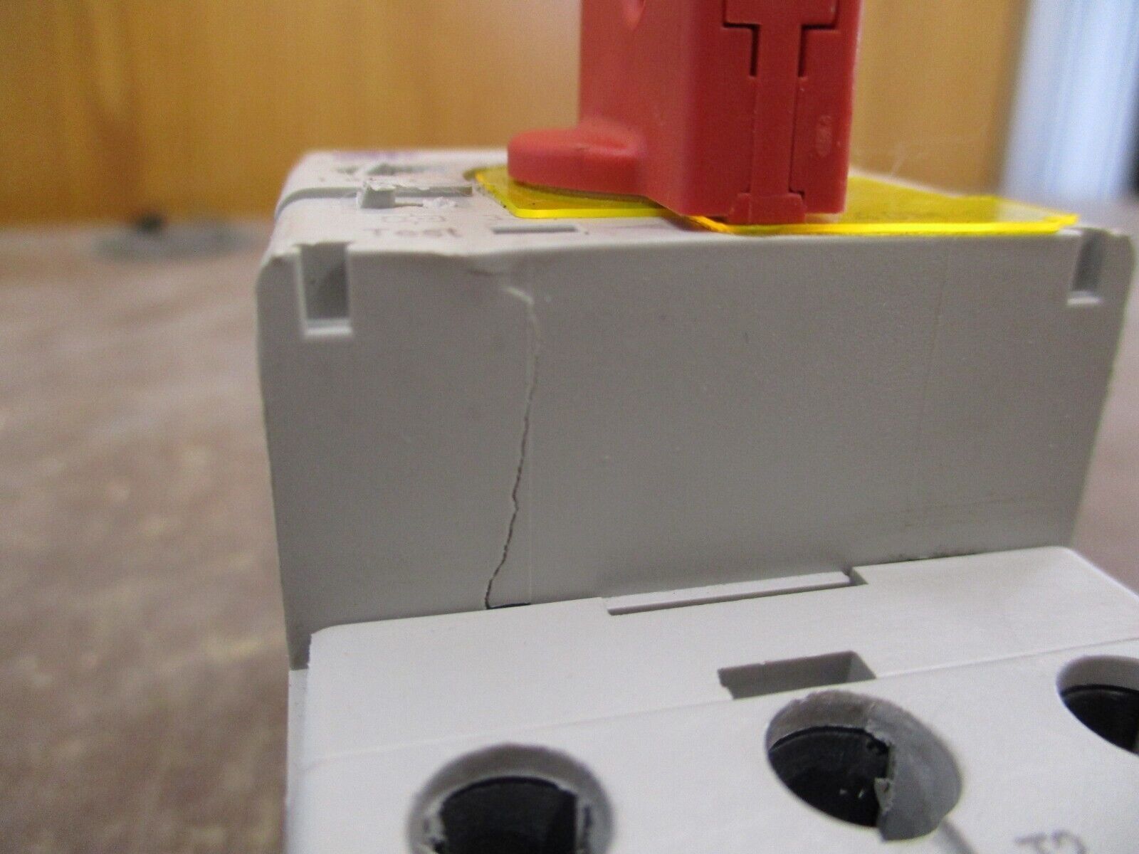 Allen-Bradley Manual Starter 140M-C2E-B25 Range: 1.6-2.5A *Broken Top* Used