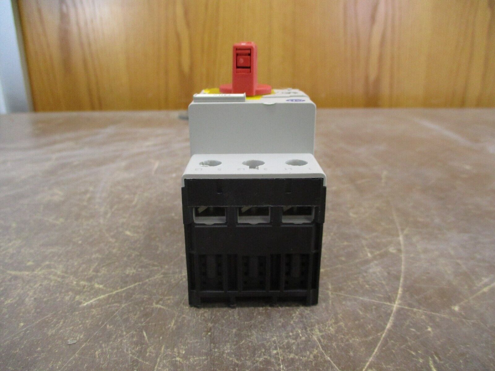 Allen-Bradley Manual Starter 140M-C2E-B25 Range: 1.6-2.5A *Broken Top* Used