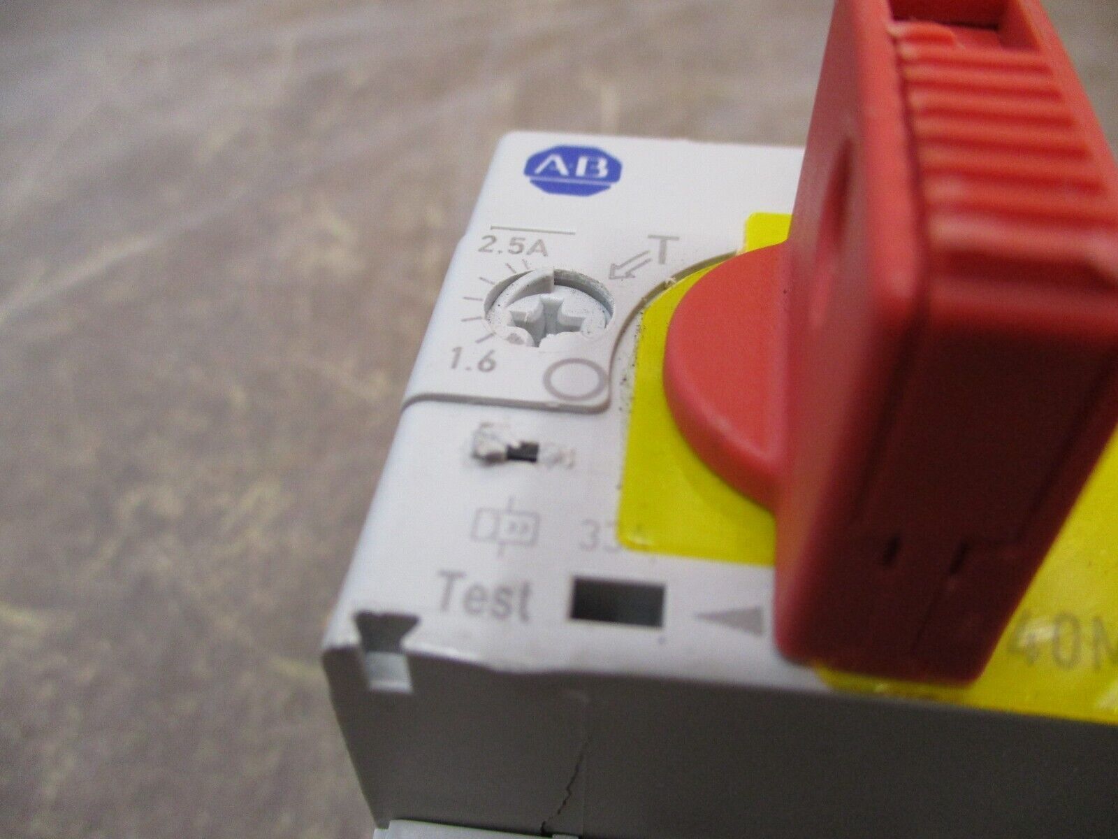 Allen-Bradley Manual Starter 140M-C2E-B25 Range: 1.6-2.5A *Broken Top* Used