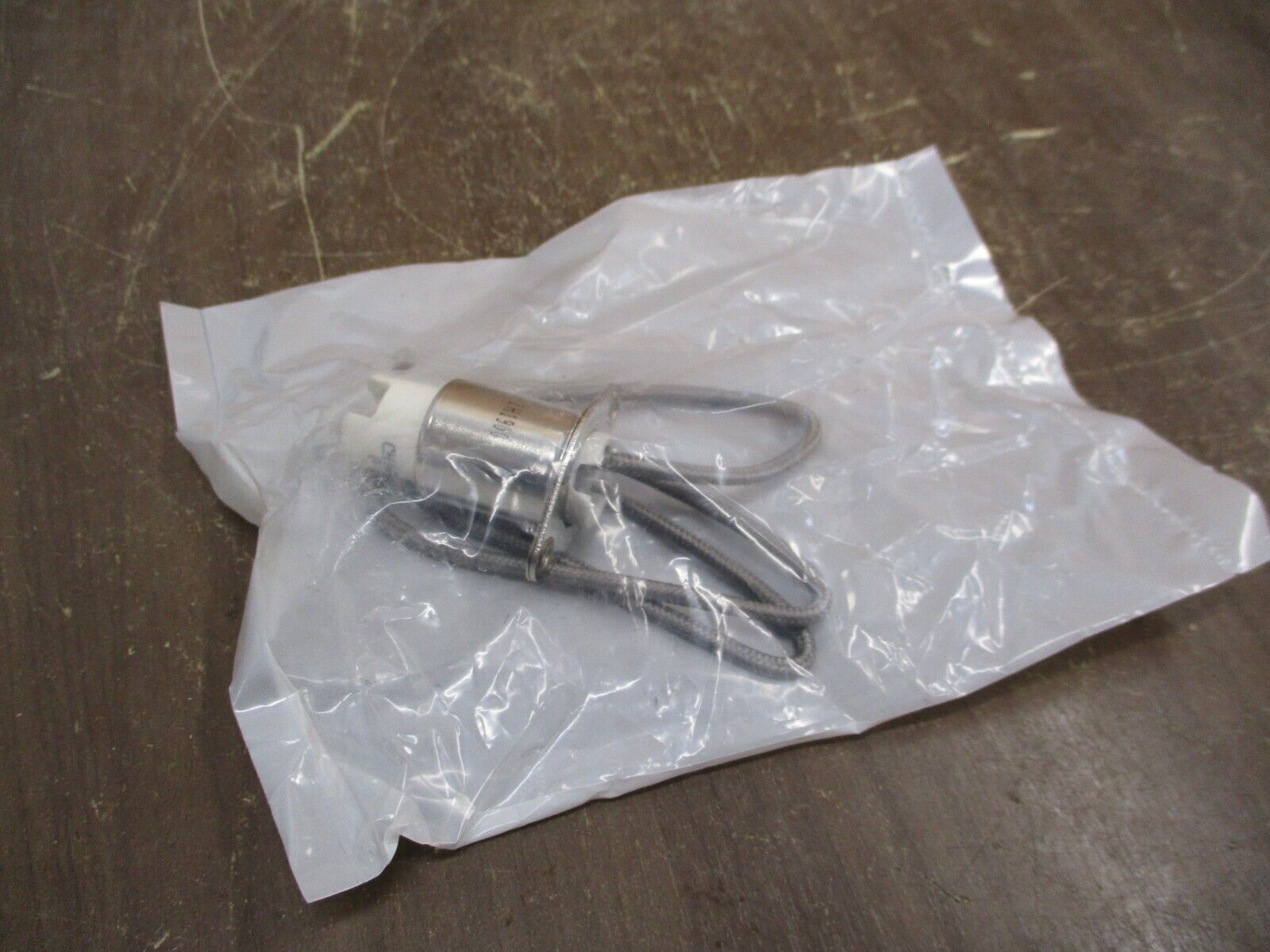 Leviton Quartzline Lampholder 555 3000W 600VAC White New Surplus