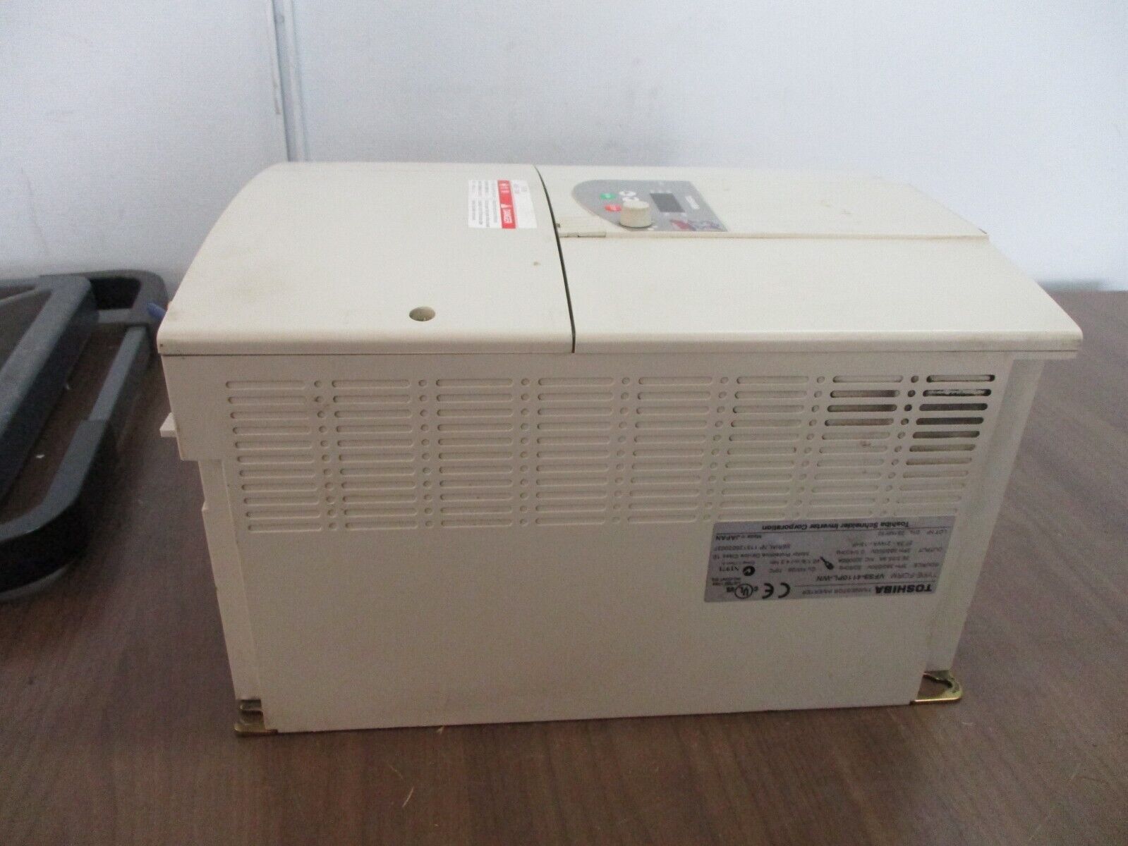 Toshiba AC Drive VFS9-4110PL-WN 15HP 3Ph Input: 380/500V 50/60Hz 39.3/35.9A Used