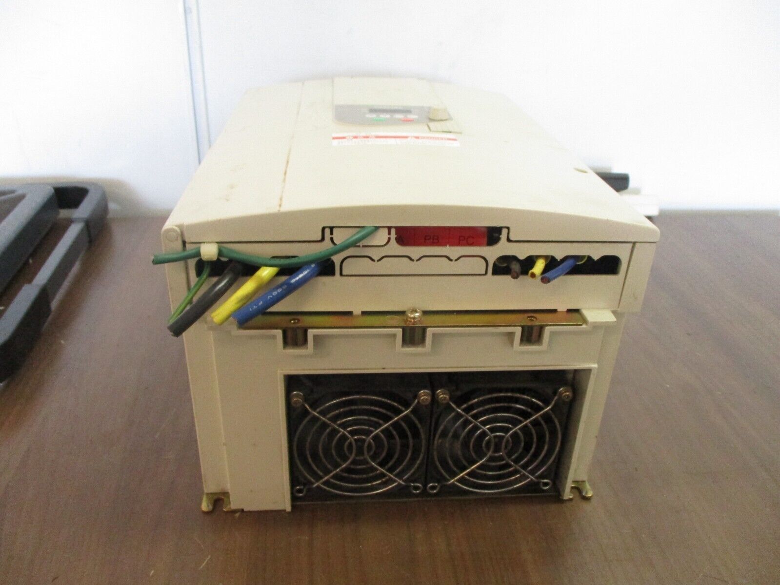 Toshiba AC Drive VFS9-4110PL-WN 15HP 3Ph Input: 380/500V 50/60Hz 39.3/35.9A Used