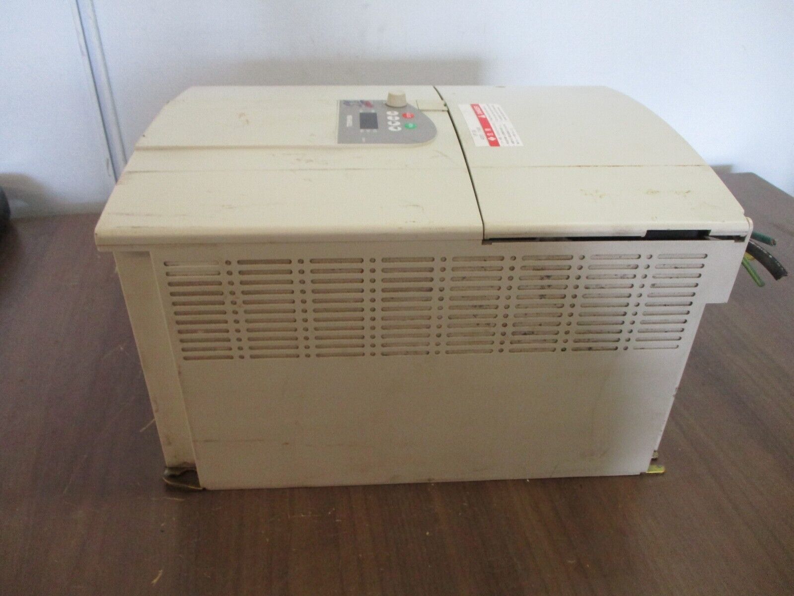 Toshiba AC Drive VFS9-4110PL-WN 15HP 3Ph Input: 380/500V 50/60Hz 39.3/35.9A Used