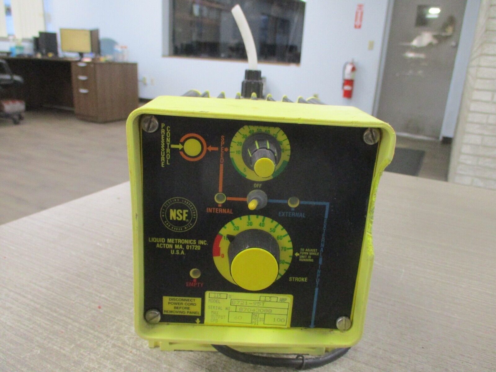 Liquid Metronics Dosing Pump B721-9ST 115V 1.5A 100PSI 60GPD *Chipped Side* Used