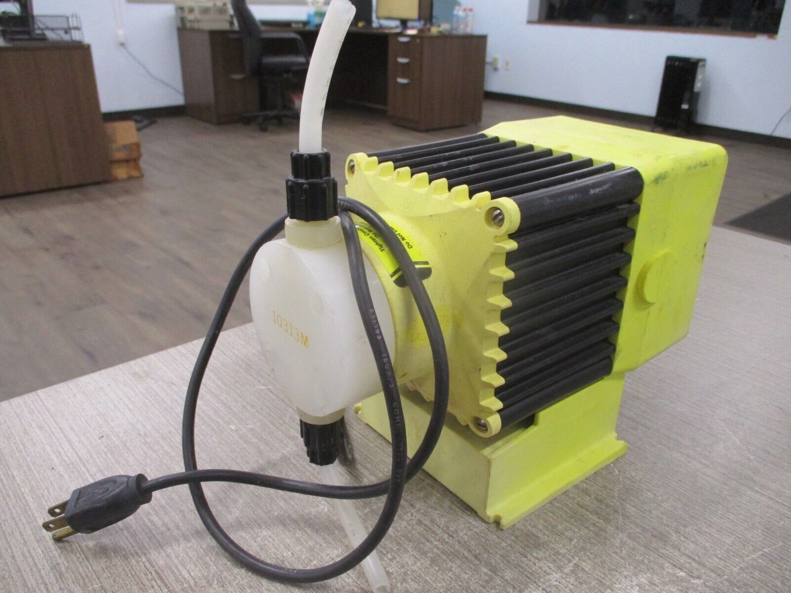 Liquid Metronics Dosing Pump B721-9ST 115V 1.5A 100PSI 60GPD *Chipped Side* Used