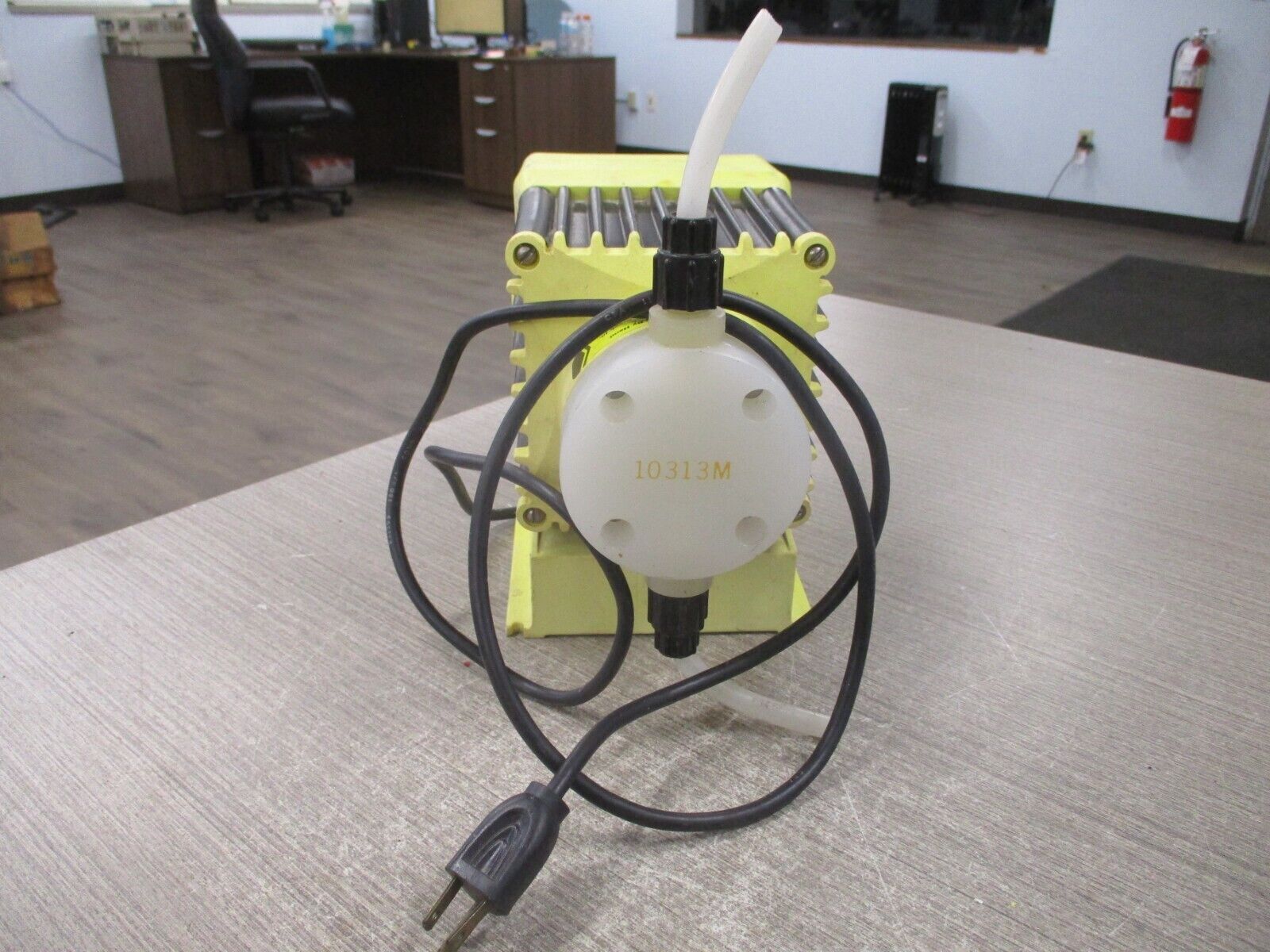Liquid Metronics Dosing Pump B721-9ST 115V 1.5A 100PSI 60GPD *Chipped Side* Used