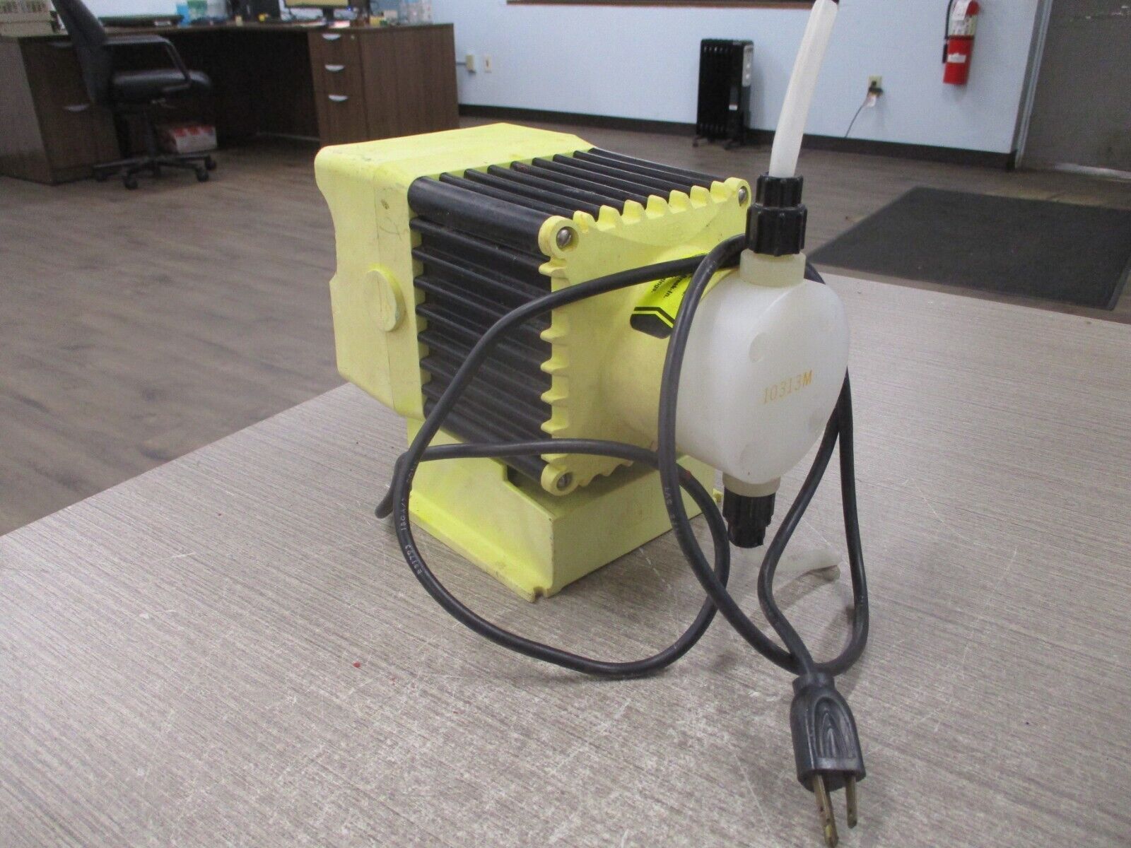 Liquid Metronics Dosing Pump B721-9ST 115V 1.5A 100PSI 60GPD *Chipped Side* Used