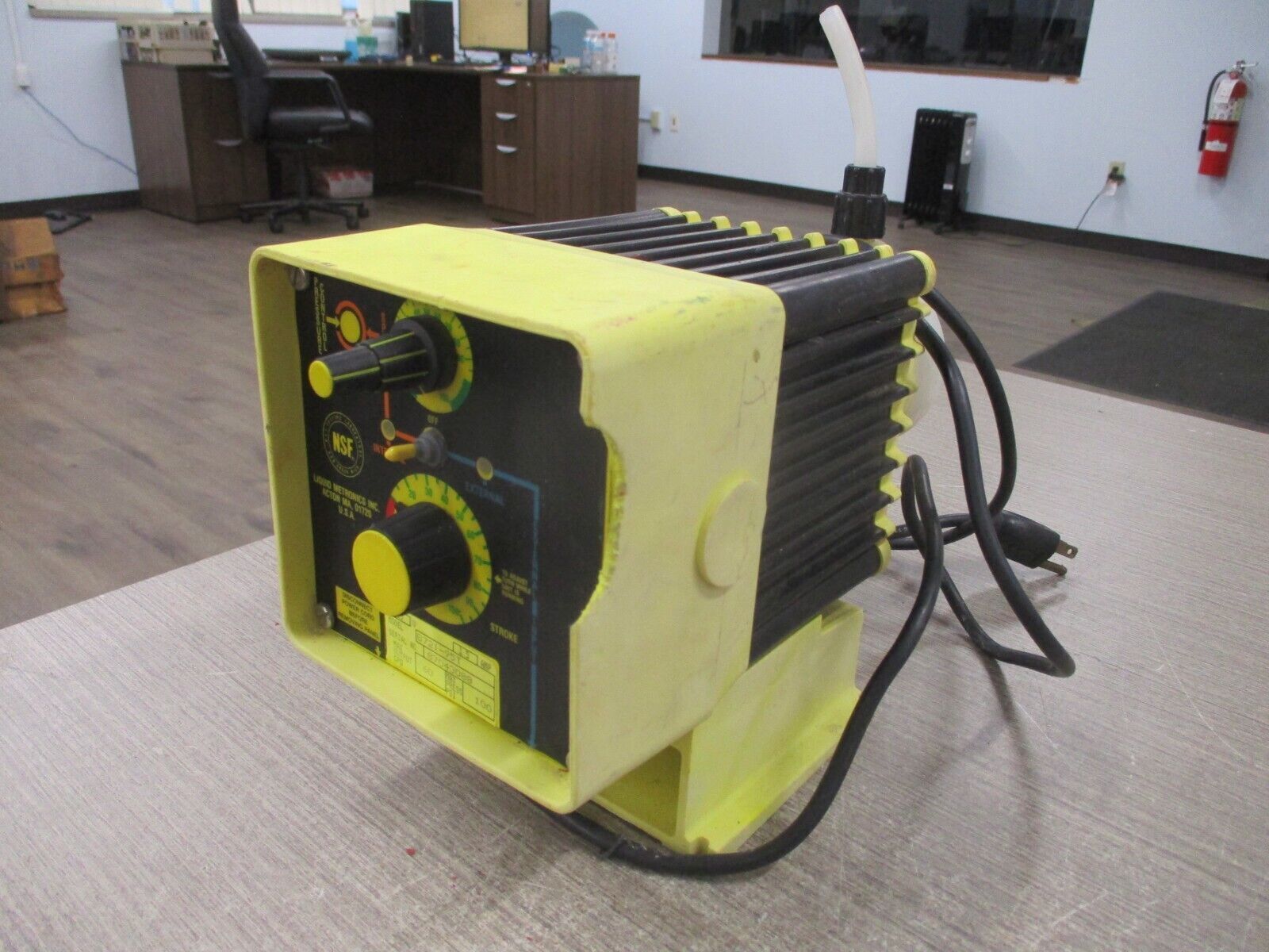 Liquid Metronics Dosing Pump B721-9ST 115V 1.5A 100PSI 60GPD *Chipped Side* Used
