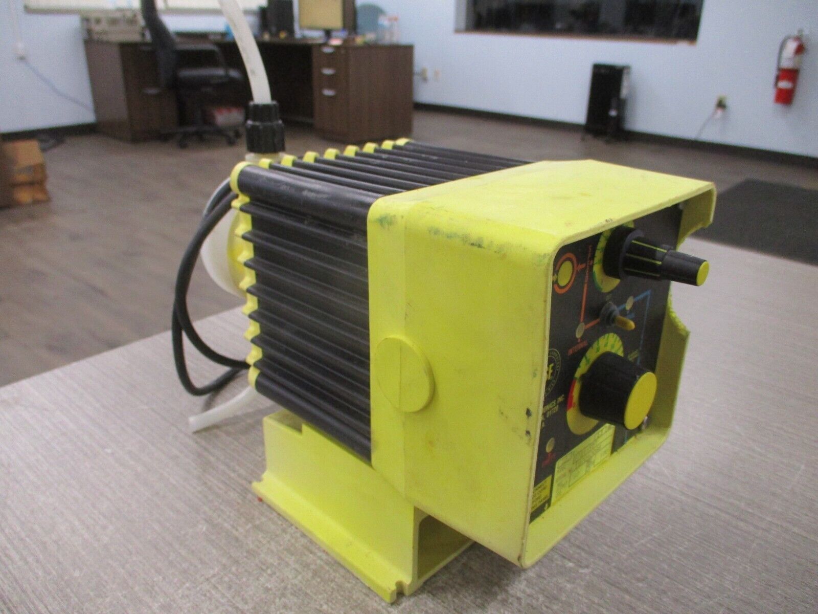 Liquid Metronics Dosing Pump B721-9ST 115V 1.5A 100PSI 60GPD *Chipped Side* Used