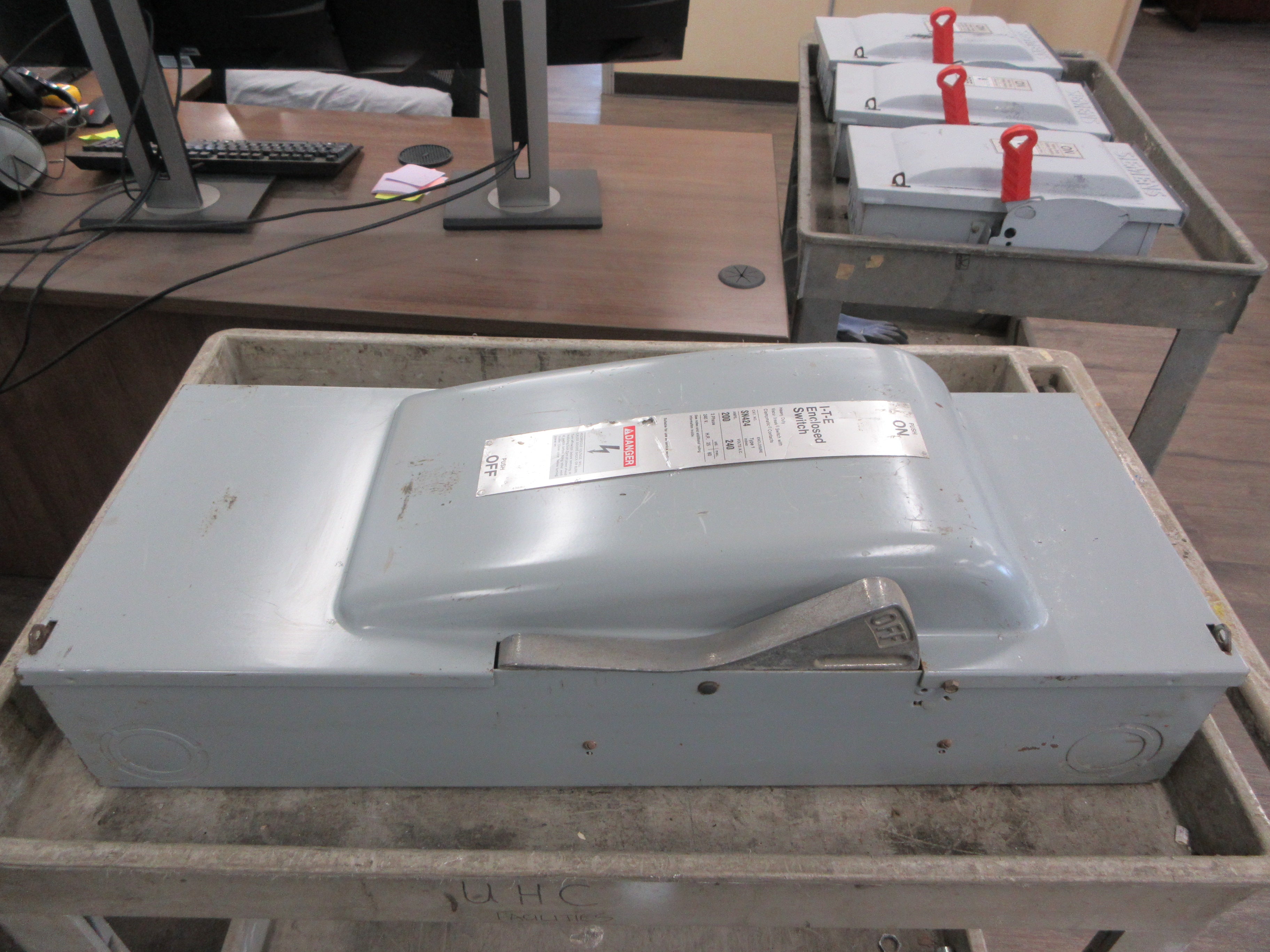 ITE Safety Switch SN424 200A 240VAC 3Ph Type 1 Enclosure Used