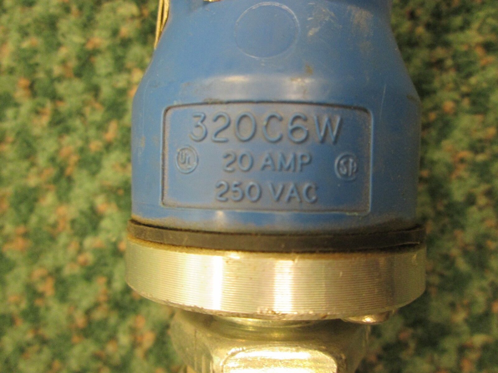 Hubbell Connector 320C6W 20A 250VAC 2P 3W NO CAP Conduit Ending Used