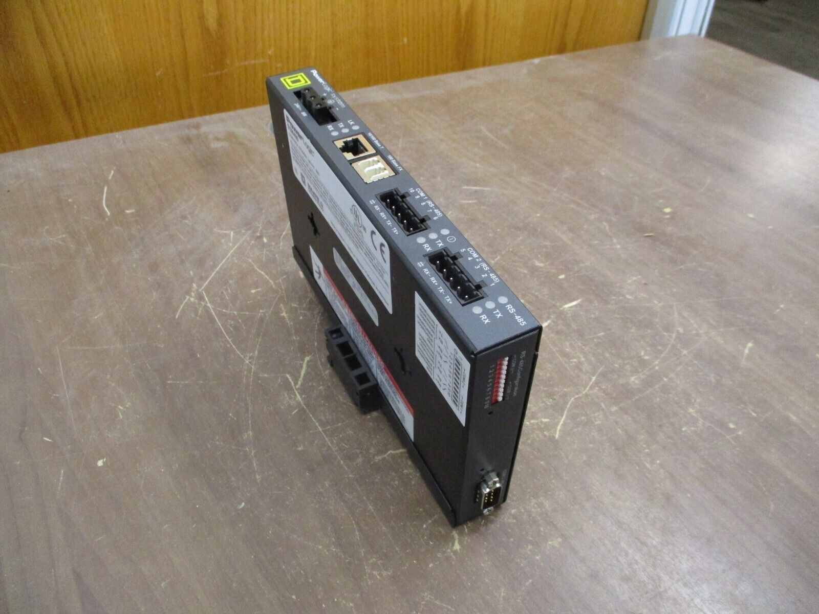 Square D Ethernet Gateway EGX400 H/W: A10 F/W: 5.000 24VDC 8W *Broken Clip* Used