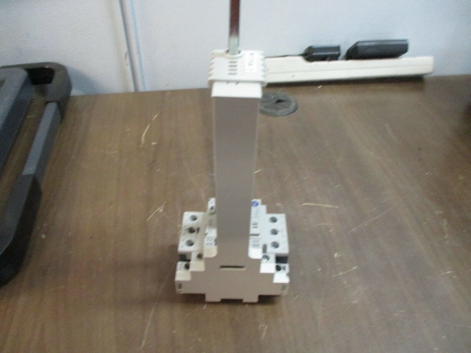 Allen-Bradley Manual Starter 140M-C2E-B25 Ser. C Trip: 1.6-2.5A w/ Handle Used