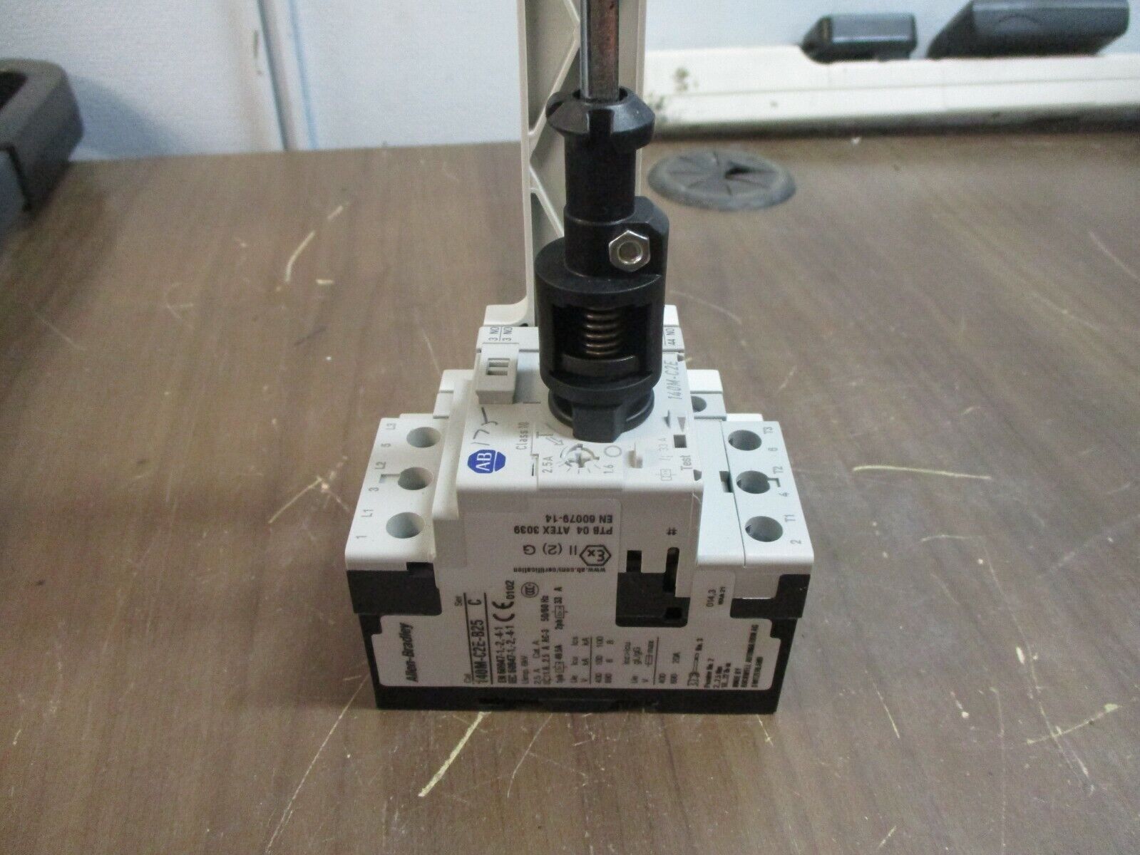 Allen-Bradley Manual Starter 140M-C2E-B25 Ser. C Trip: 1.6-2.5A w/ Handle Used