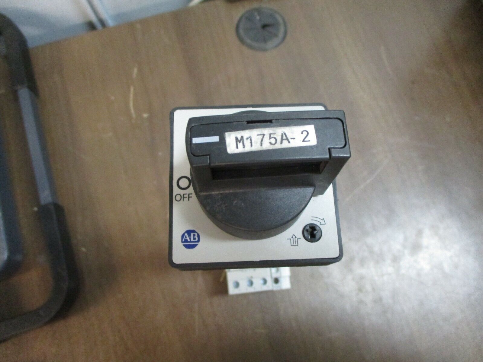 Allen-Bradley Manual Starter 140M-C2E-B25 Ser. C Trip: 1.6-2.5A w/ Handle Used