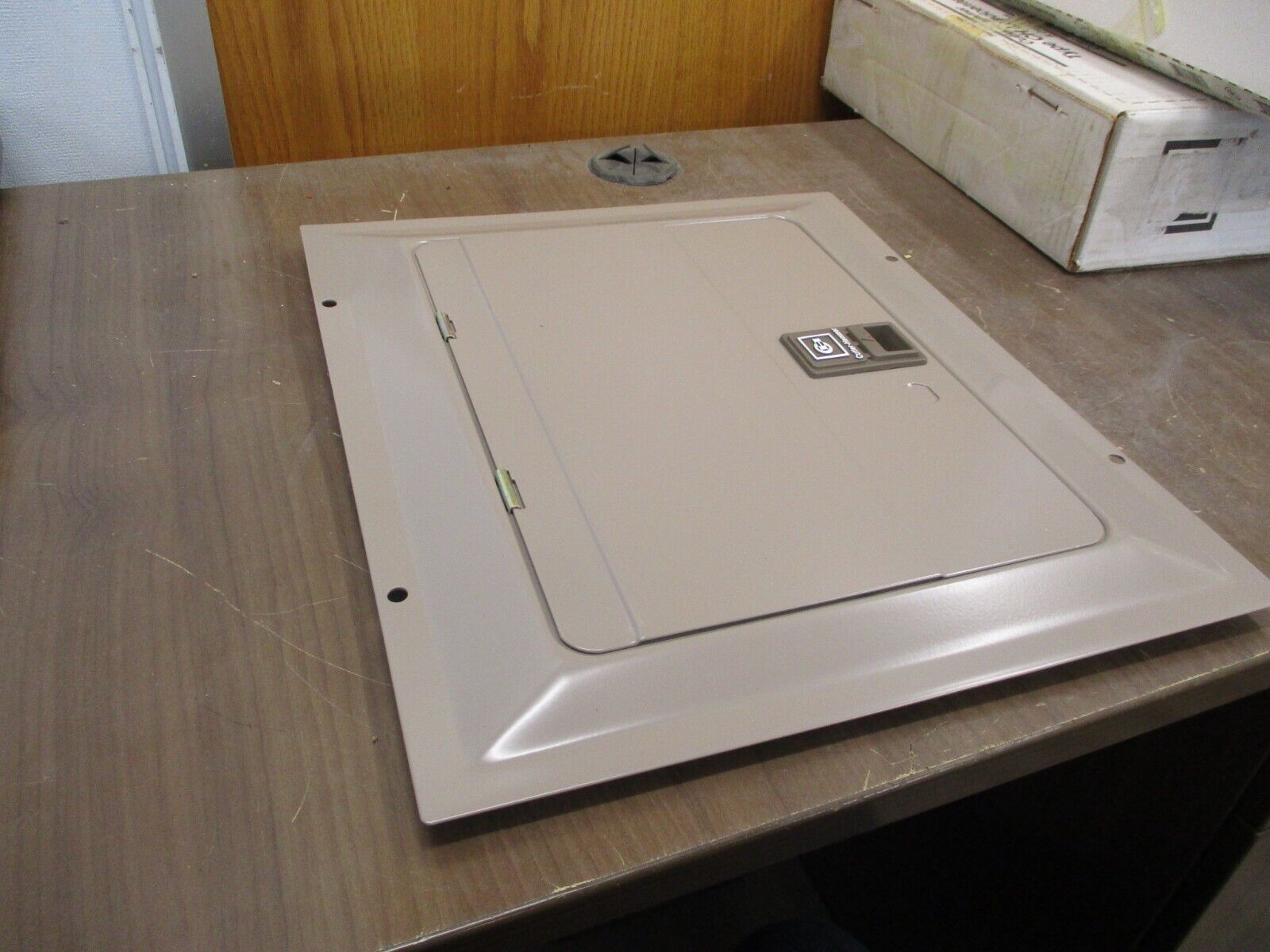 Cutler-Hammer Main Lug Load Center w/ Cover CH12L125B / CH8BSM 125A 240V 1Ph 3W