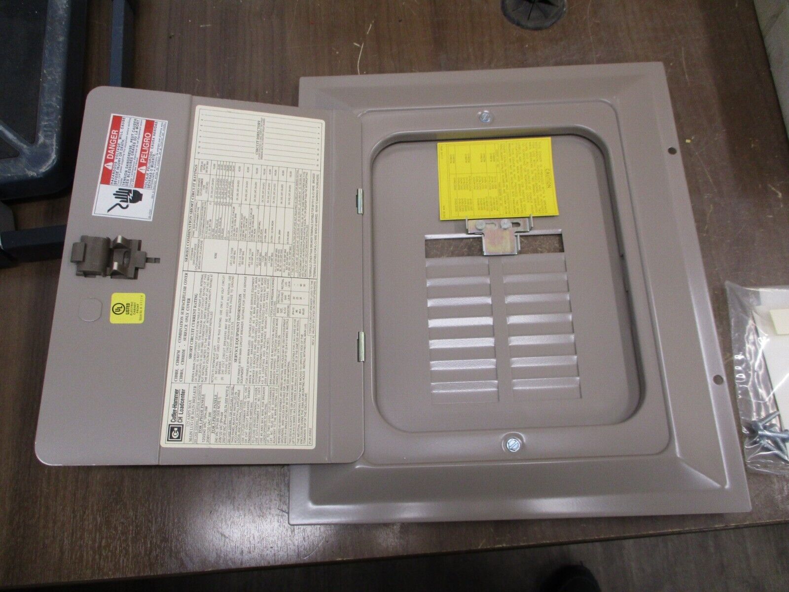 Cutler-Hammer Main Lug Load Center w/ Cover CH12L125B / CH8BSM 125A 240V 1Ph 3W