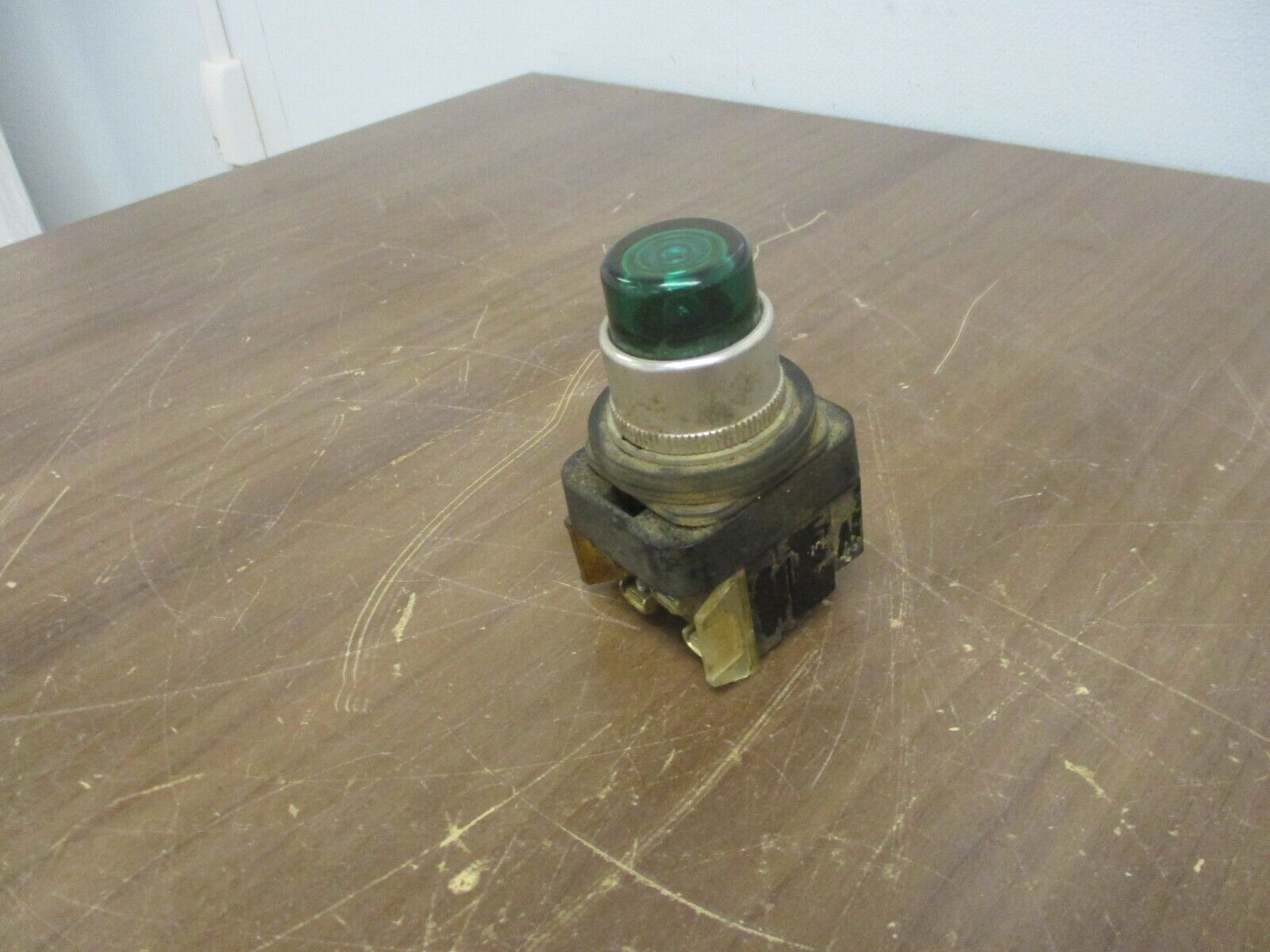 Allen-Bradley Illuminated Push Button 800T-PB16 Ser. B 120V 50/60Hz Green Used