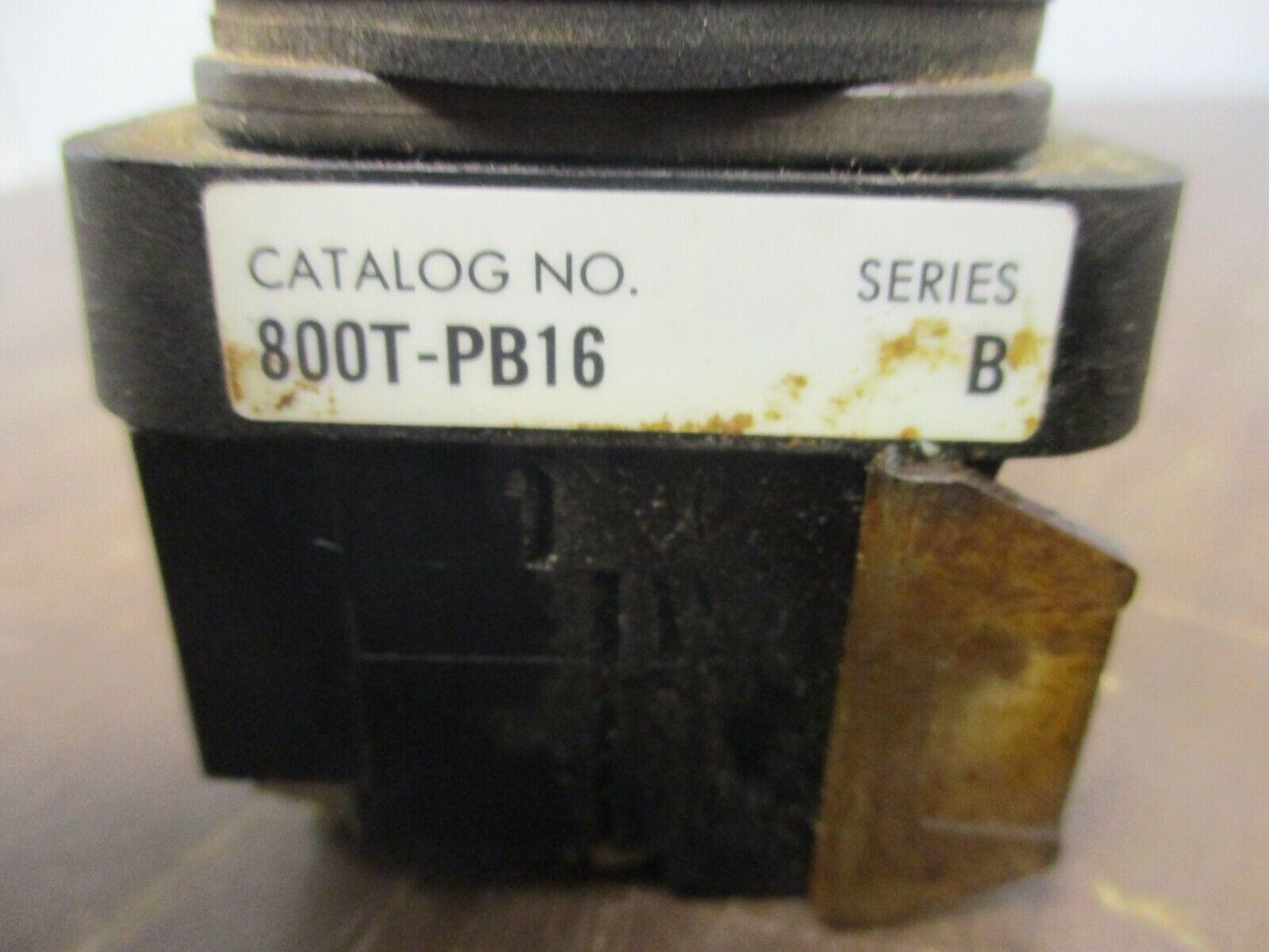 Allen-Bradley Illuminated Push Button 800T-PB16 Ser. B 120V 50/60Hz Green Used