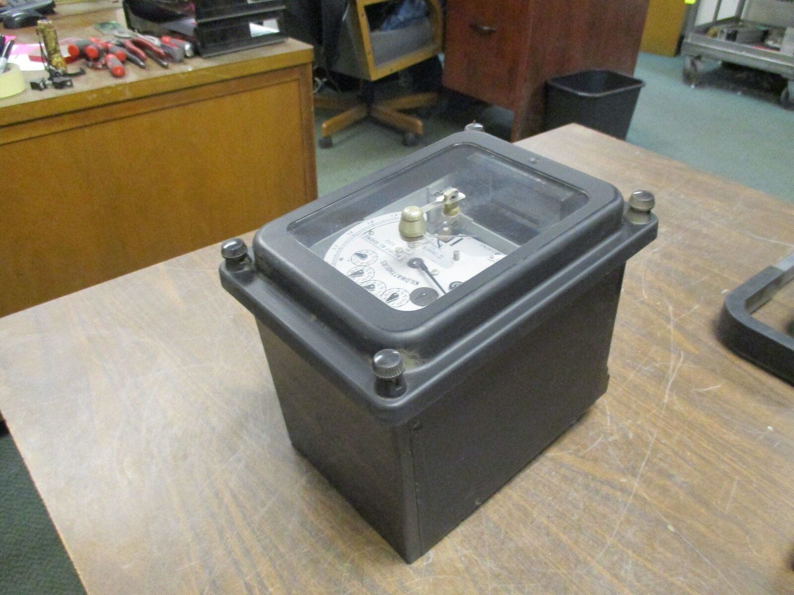 GE Type DSM-65 Kilowatthour Meter 700X67G9 120V 60Hz *Cracked Glass* Used