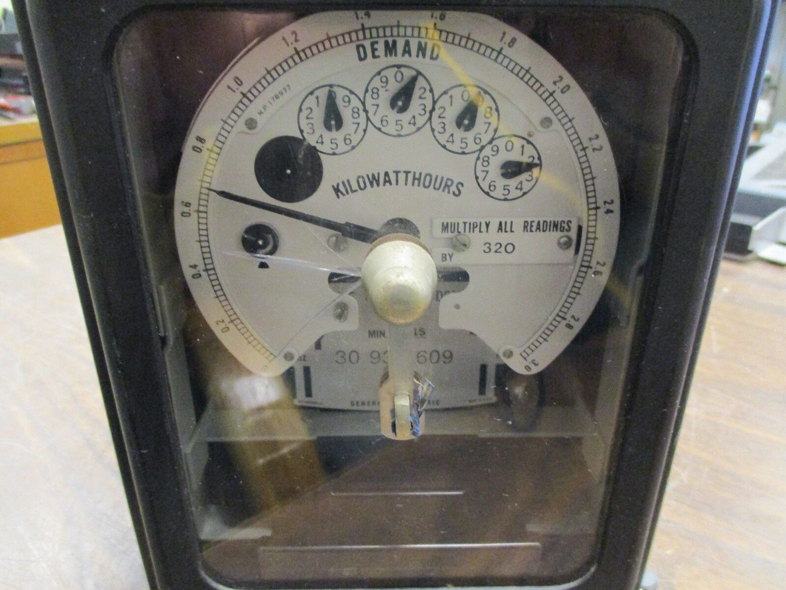 GE Type DSM-65 Kilowatthour Meter 700X67G9 120V 60Hz *Cracked Glass* Used