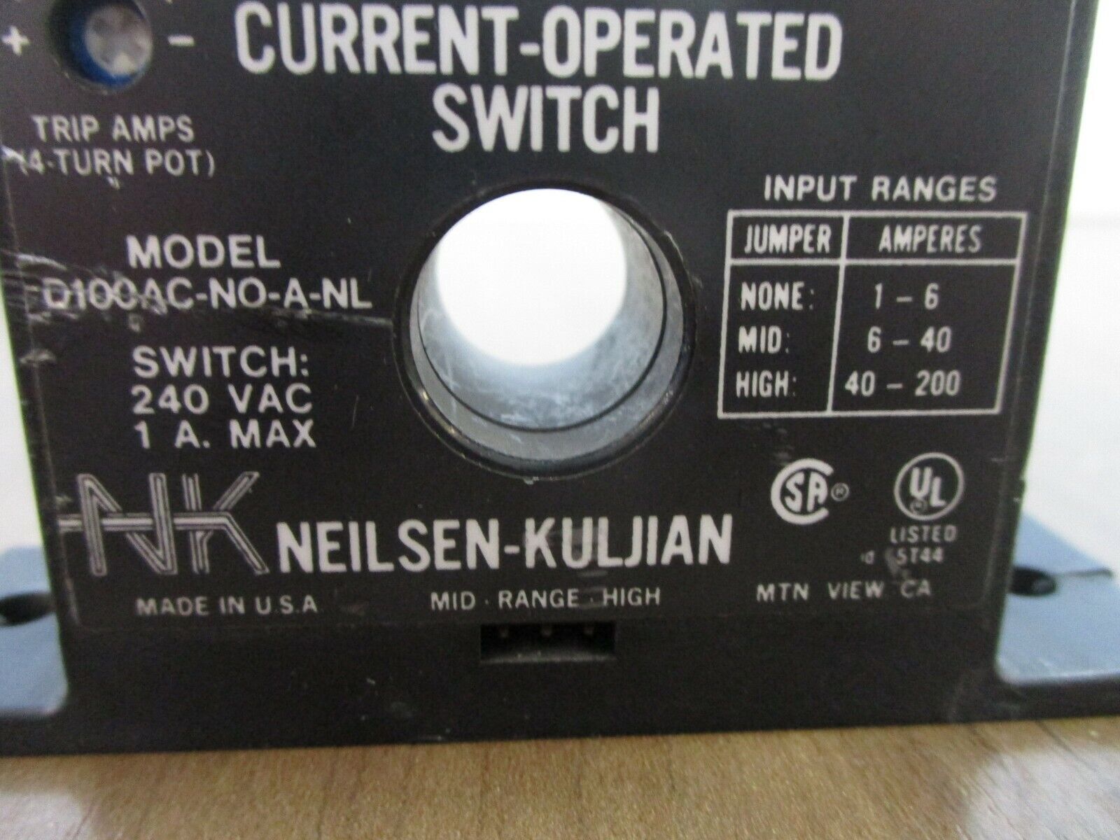 NK Current-Operated Switch D100AC-NO-A-NL 240V 1-200A *Broken Mounting Foot*