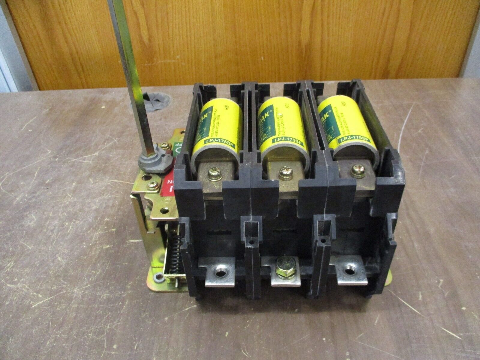 Allen-Bradley Fusible Disconnect Switch 194R-NN200P3 Ser. B 200A 600V 3P Used