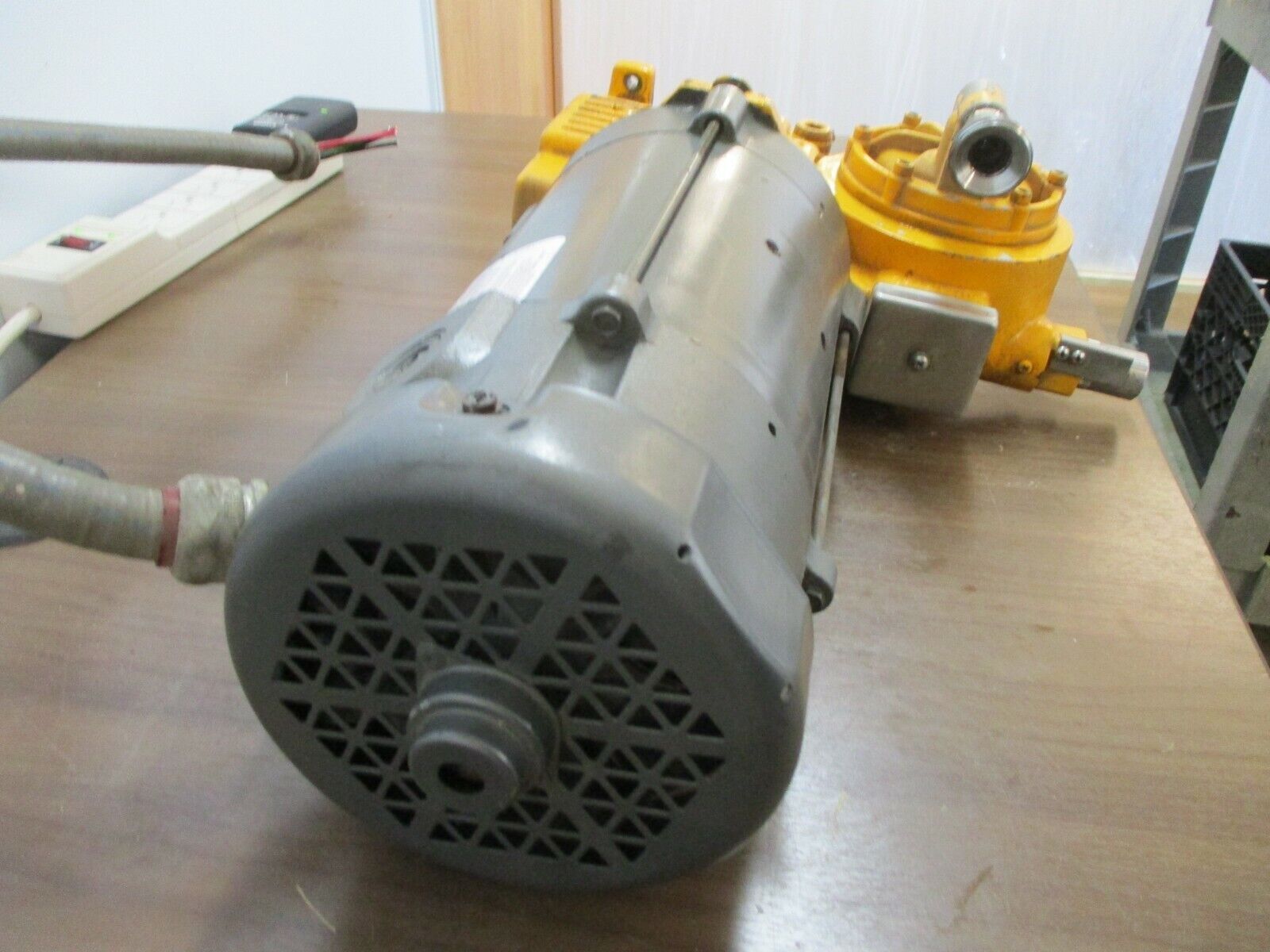 AquFlow Chemical Meter Pump w/ DC Motor CJ4I11212-04014 22GPH 100PSIG 0.5HP Used