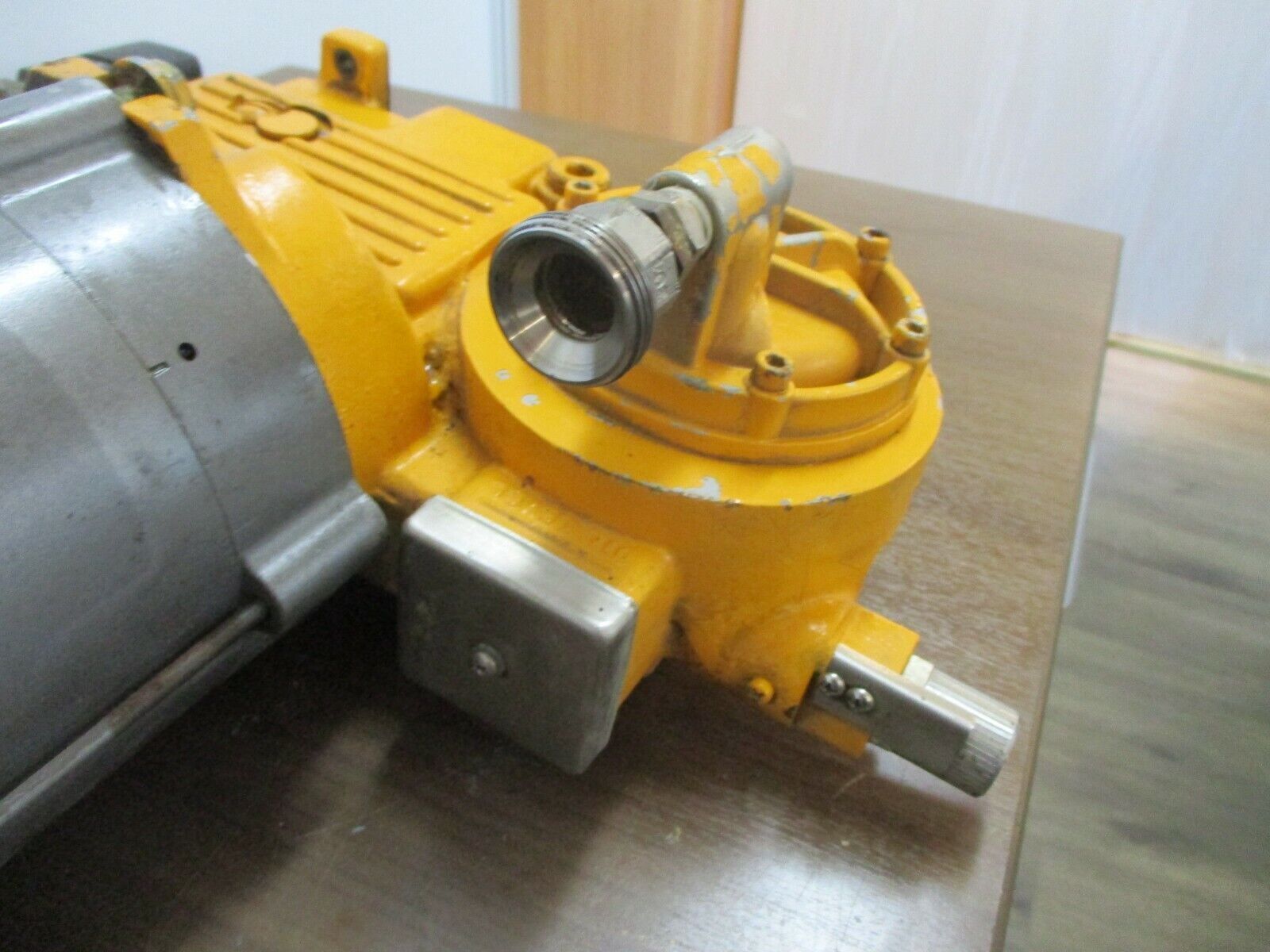 AquFlow Chemical Meter Pump w/ DC Motor CJ4I11212-04014 22GPH 100PSIG 0.5HP Used