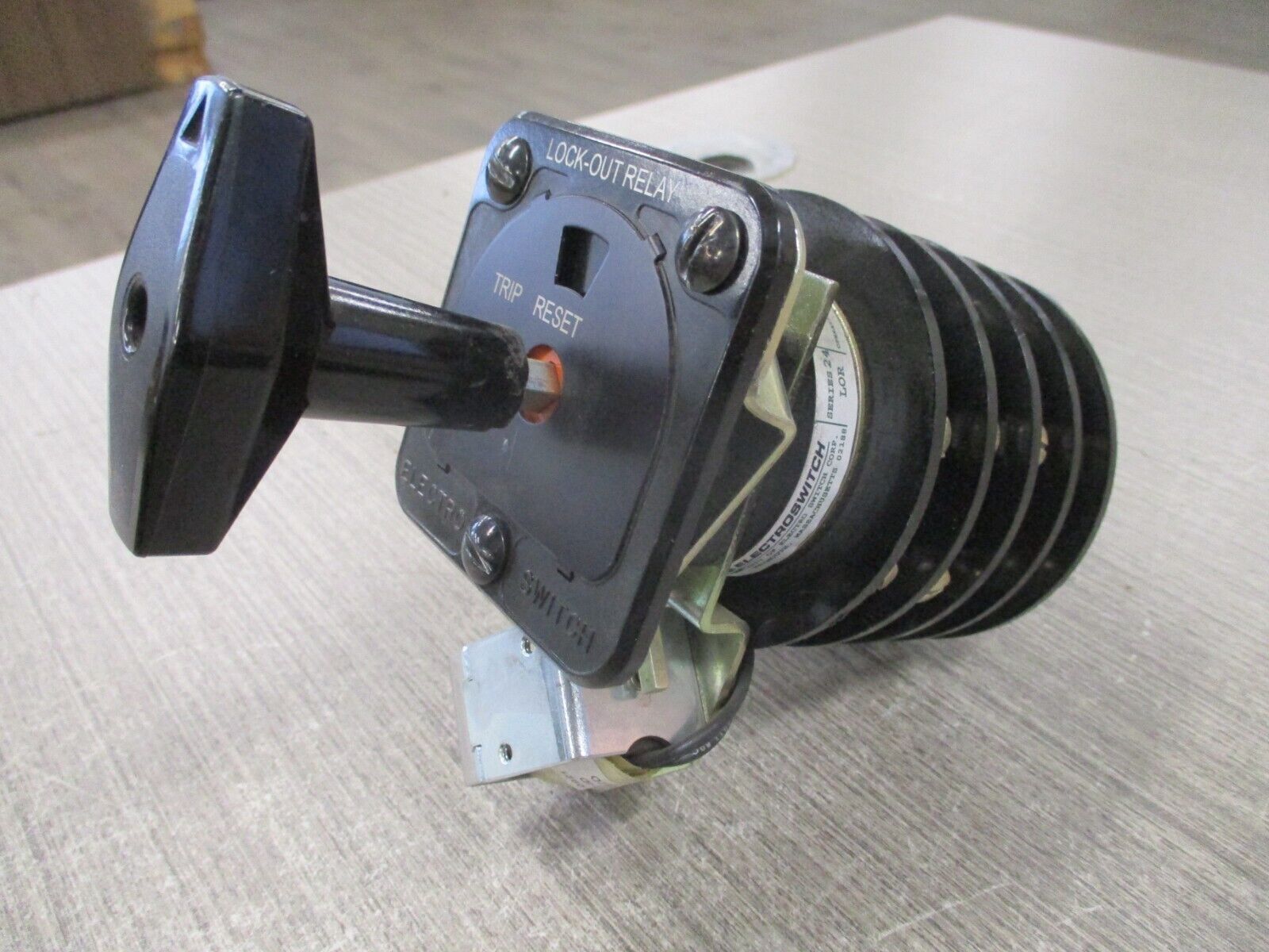 Electroswitch Lock-out Relay Rotary Switch 7803D Ser. 24 125VDC Used