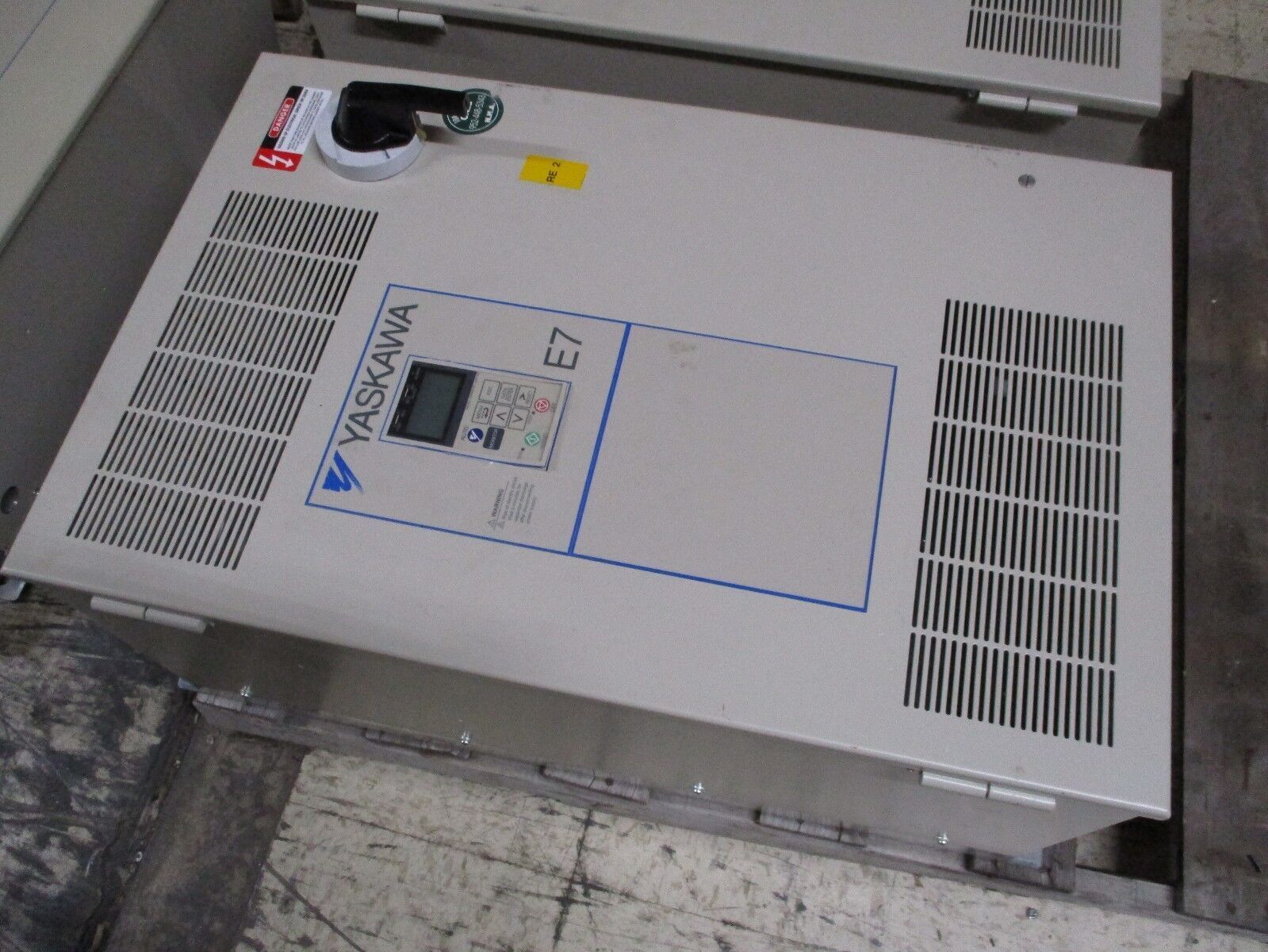 Yaskawa E7 AC Drive w/ Breaker Disconnect E7CVB021CFX 15HP 3Ph Used