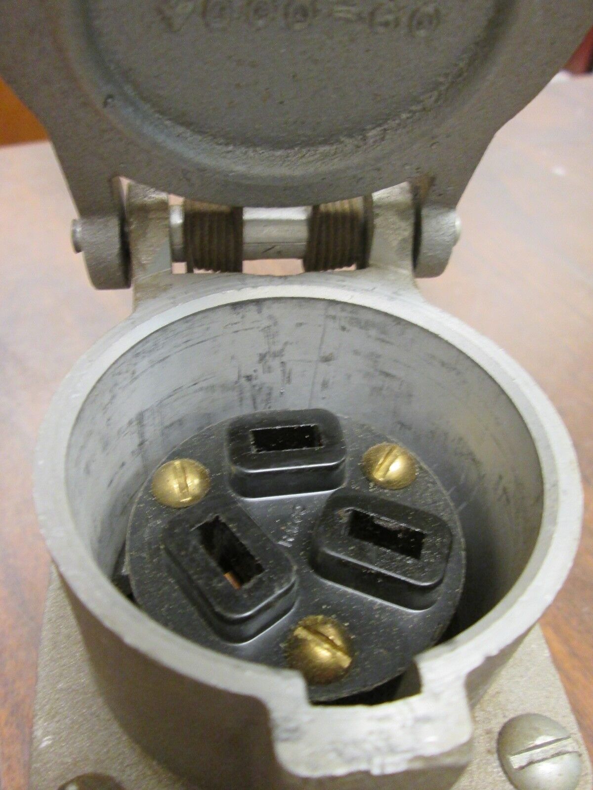 Pyle-National Receptacle w/ Base 321-R 30A 3P 4W 600VAC Used