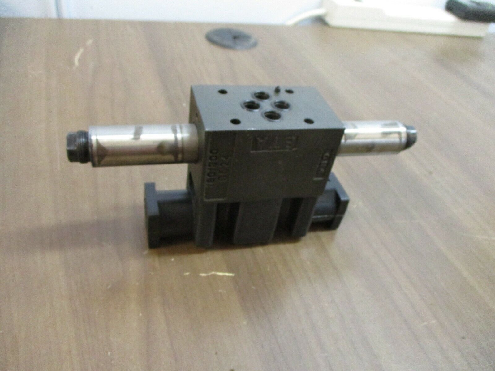 Parker Hydraulic Control Valve 1801 300 0524 Used