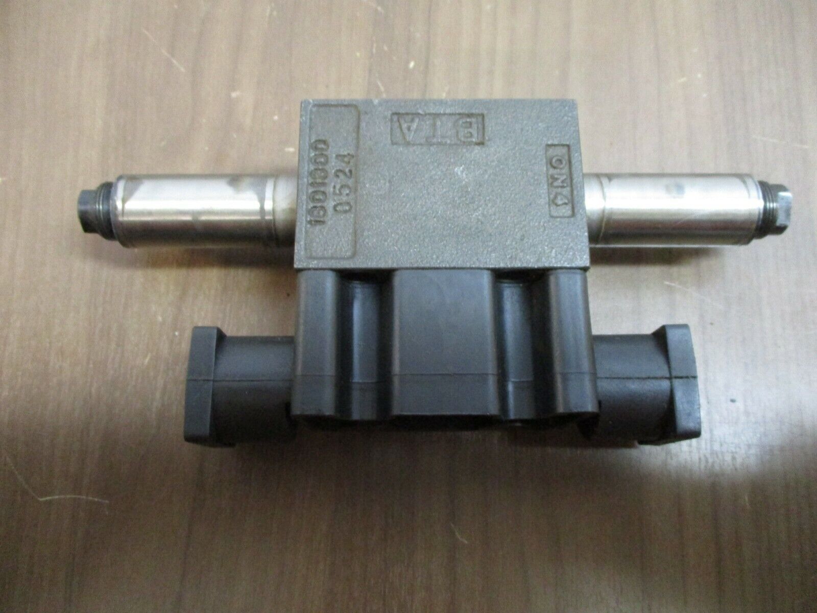 Parker Hydraulic Control Valve 1801 300 0524 Used