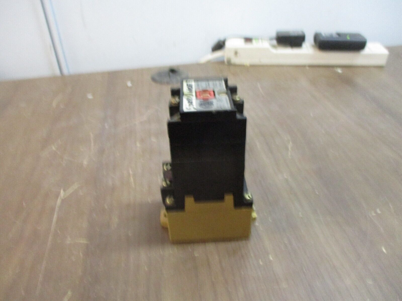 Allen-Bradley Type P AC Relay 700-P800B11 Ser. B 120V Coil 20A 600V Used