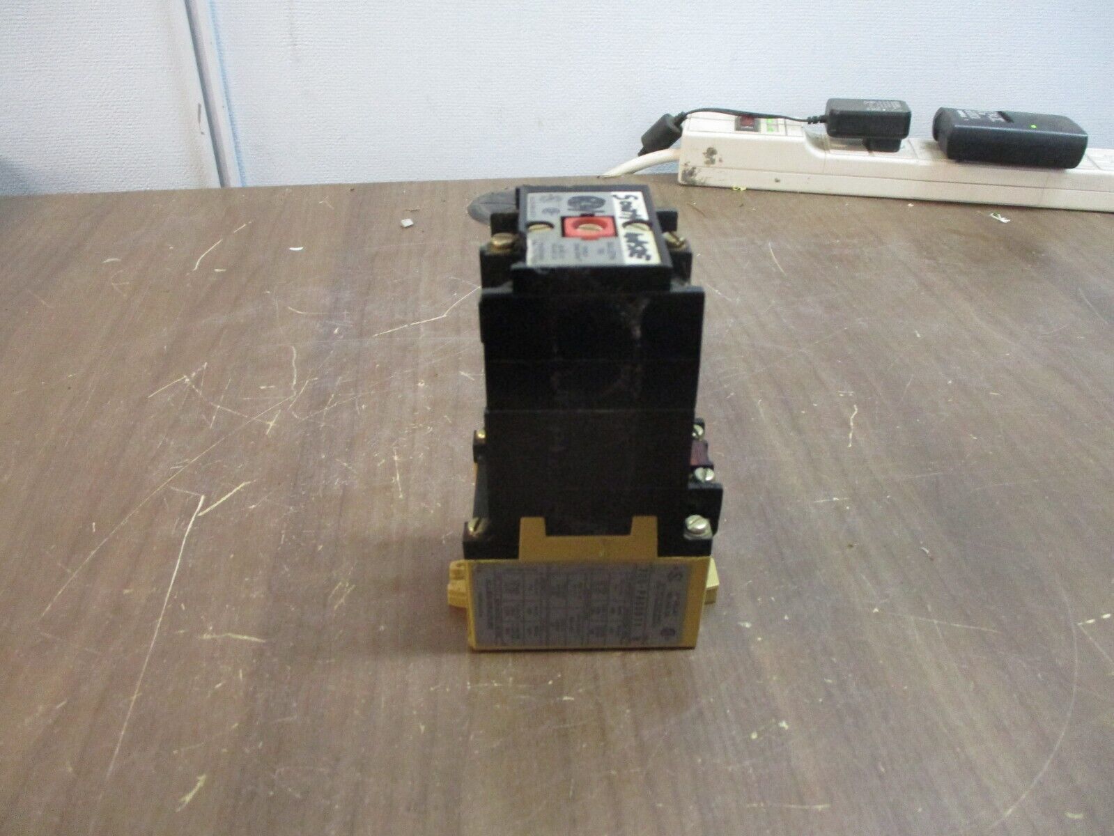 Allen-Bradley Type P AC Relay 700-P800B11 Ser. B 120V Coil 20A 600V Used