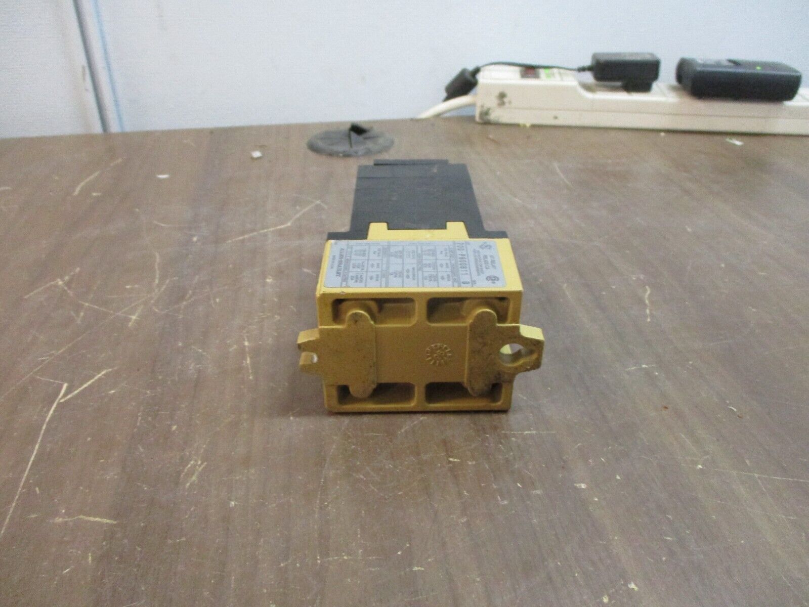 Allen-Bradley Type P AC Relay 700-P800B11 Ser. B 120V Coil 20A 600V Used