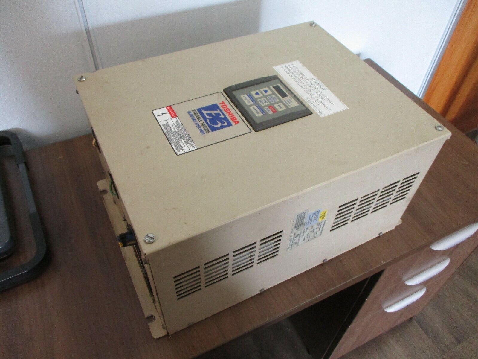 Toshiba E3 AC Drive HK30AA052 40HP 3Ph Input: 460V 57A 3P 50/60Hz *Bent Fin*