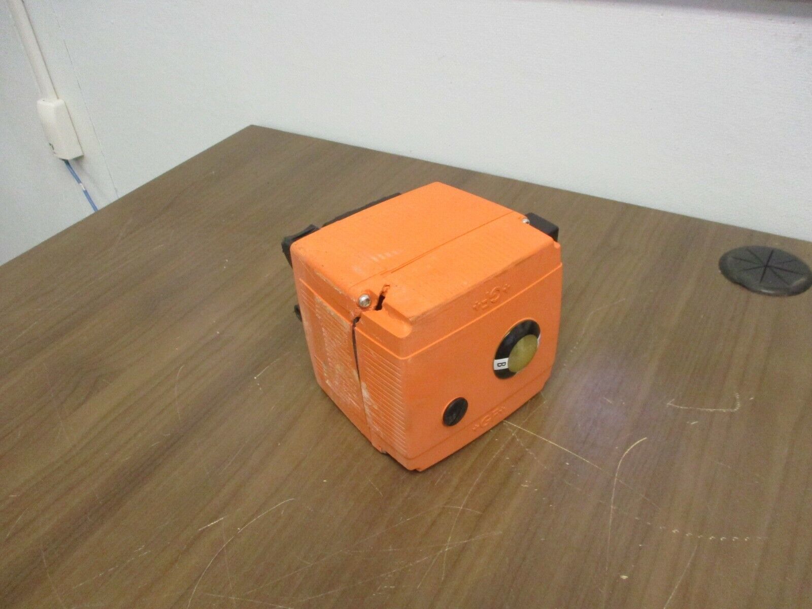 GF Valve Actuator EA11 100-230V 50/60Hz 40VA Used *Broken Mounting*
